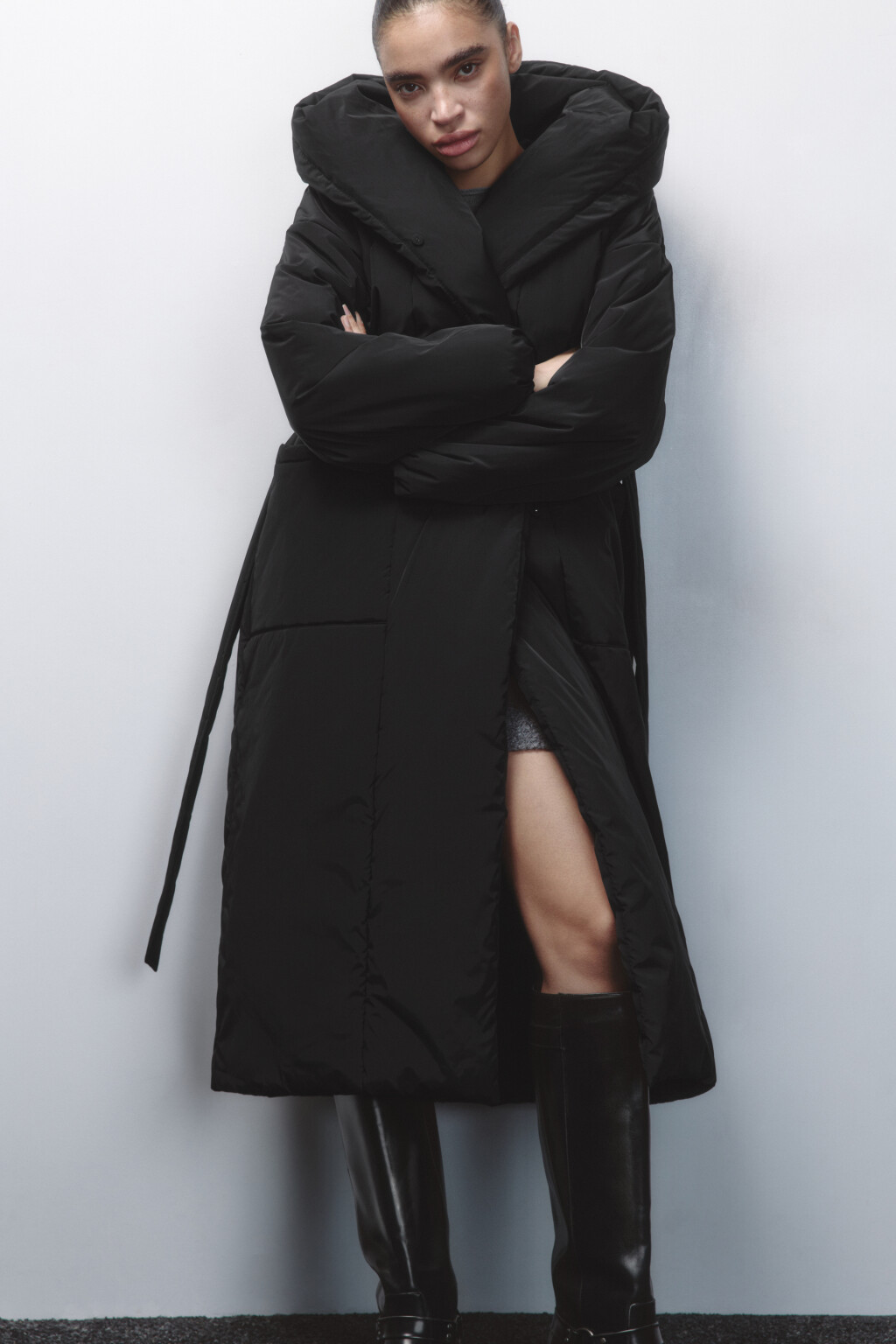 Пальто утепленное с капюшоном и поясом - цвет черный - 1
