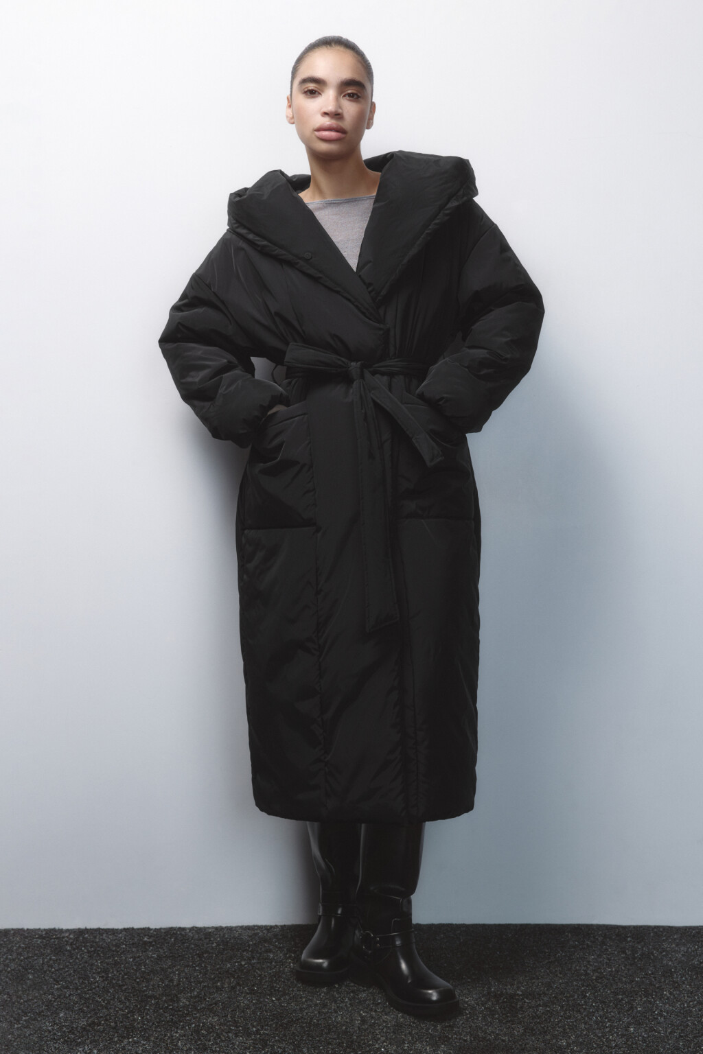 Пальто утепленное с капюшоном и поясом - цвет черный - 2