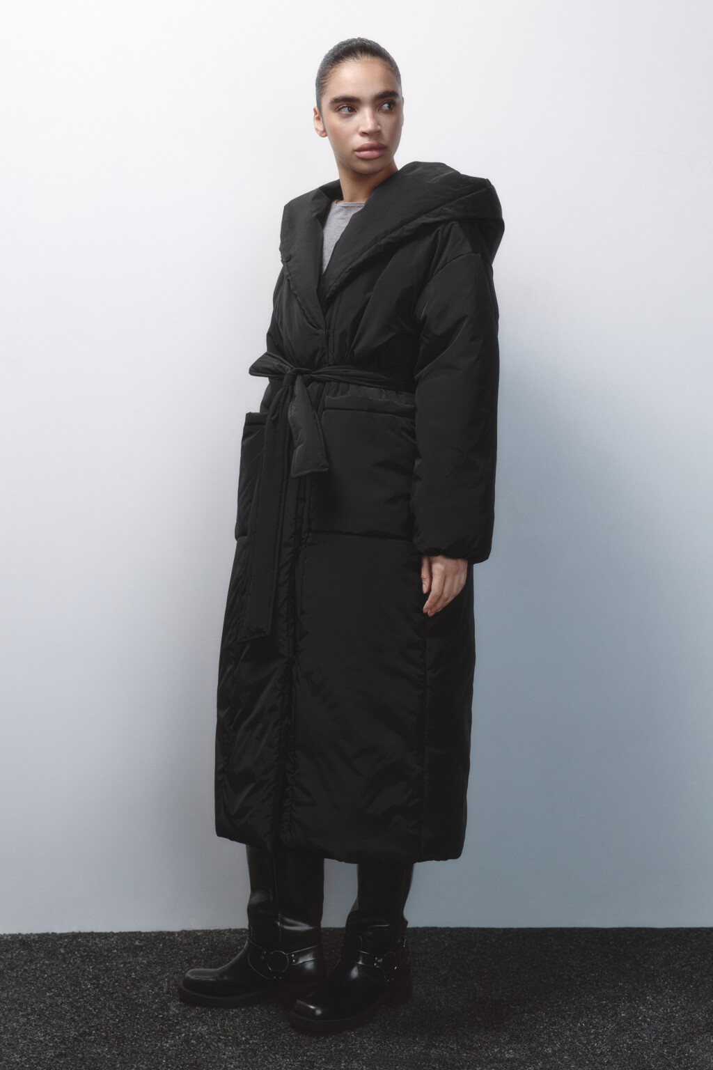 Пальто утепленное с капюшоном и поясом - цвет черный - 3