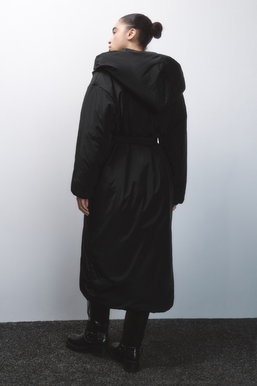 Пальто утепленное с капюшоном и поясом - цвет черный - 4