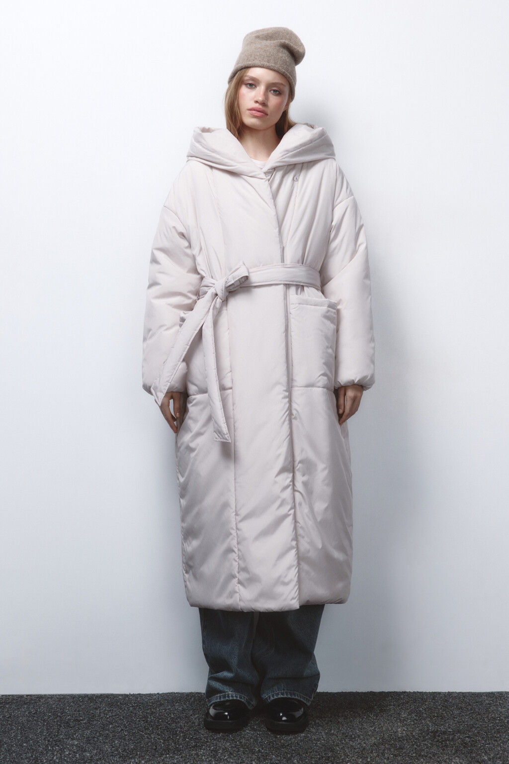 Пальто утепленное с капюшоном и поясом - цвет молочный - 2