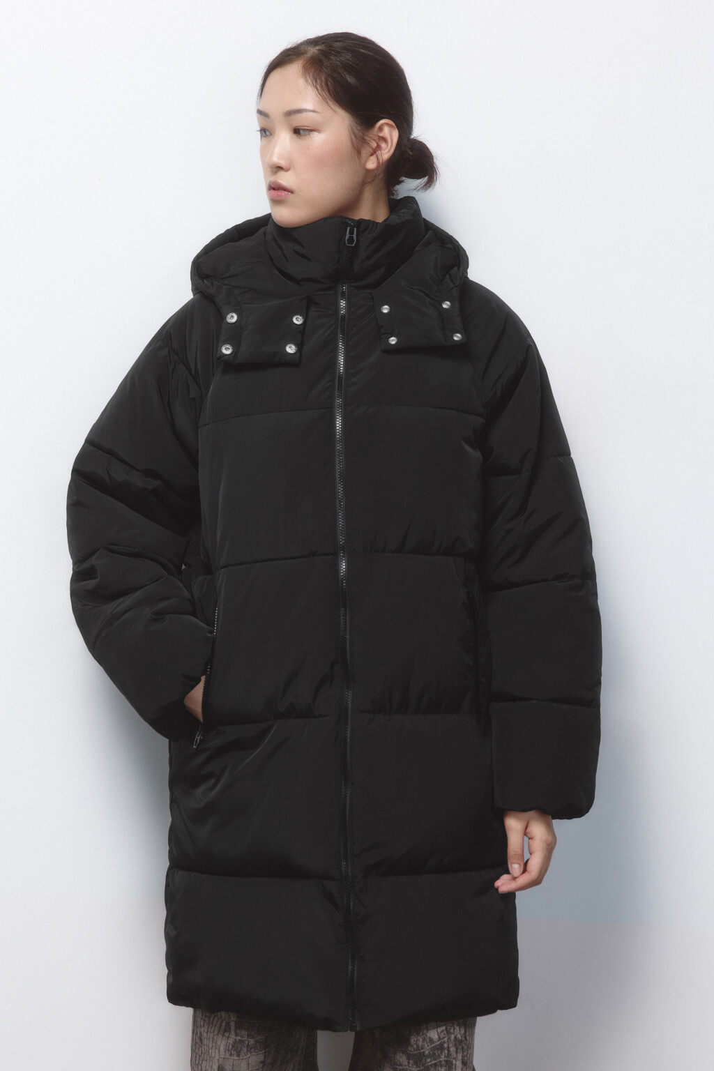 Куртка стеганая удлиненная с капюшоном - цвет черный - 2