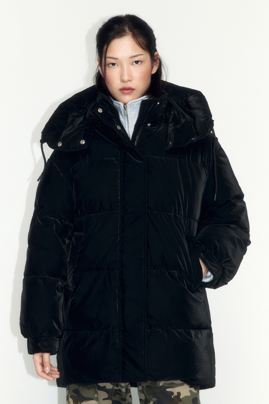 Куртка стеганая удлиненная со съемным капюшоном - цвет черный - 2