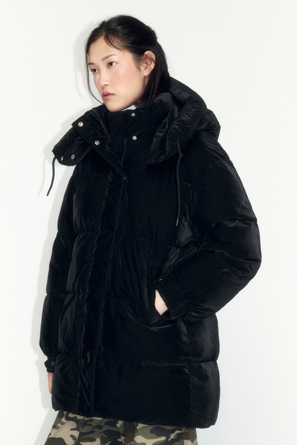 Куртка стеганая удлиненная со съемным капюшоном - цвет черный - 3