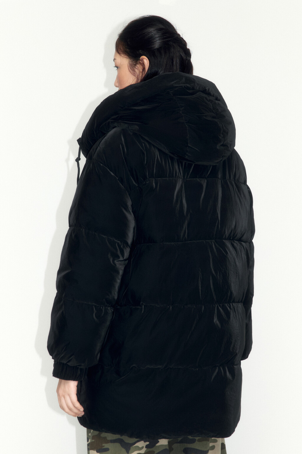 Куртка стеганая удлиненная со съемным капюшоном - цвет черный - 4