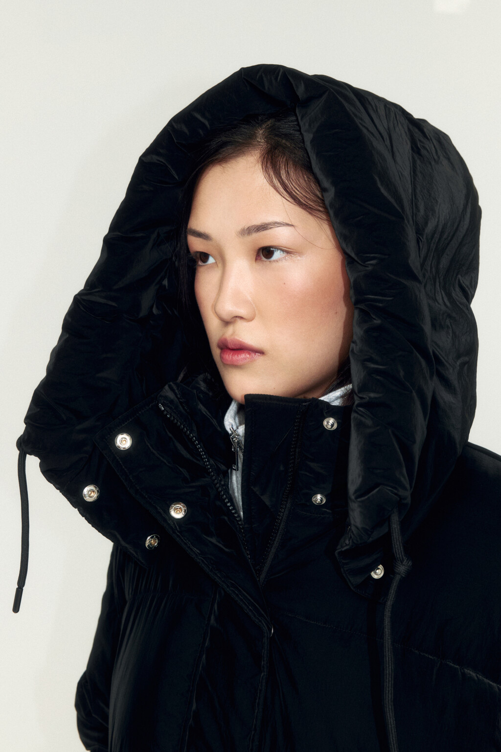 Куртка стеганая удлиненная со съемным капюшоном - цвет черный - 6