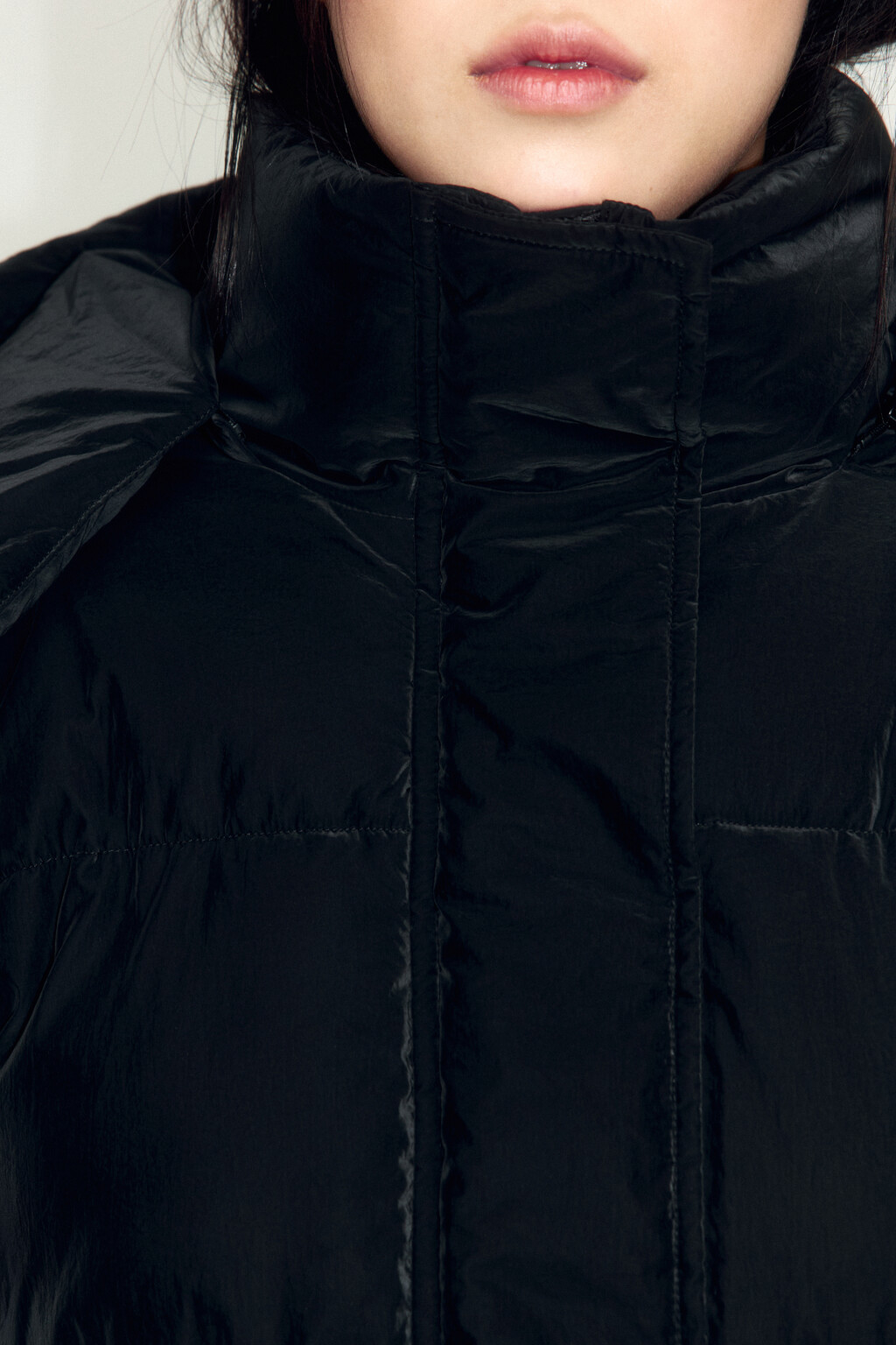 Куртка стеганая удлиненная со съемным капюшоном - цвет черный - 7