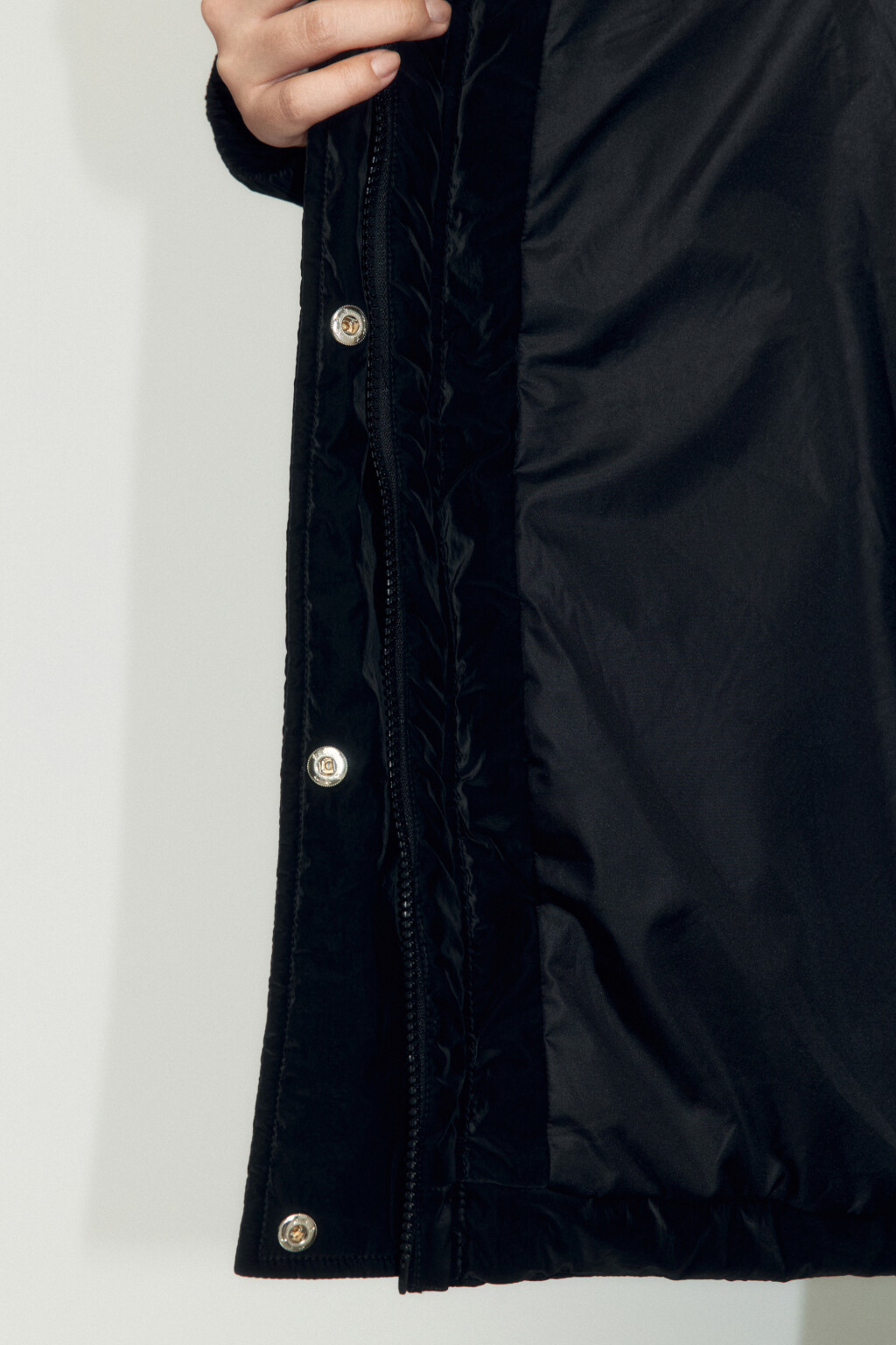 Куртка стеганая удлиненная со съемным капюшоном - цвет черный - 8
