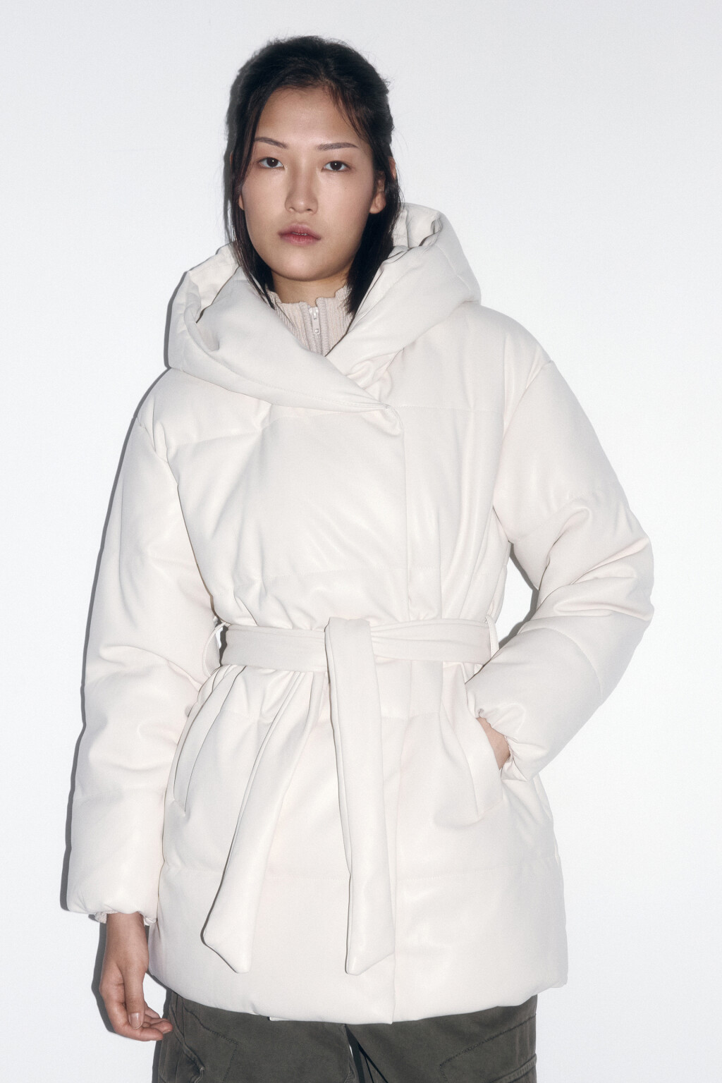 Куртка из искусственной кожи с капюшоном и поясом - цвет молочный - 2