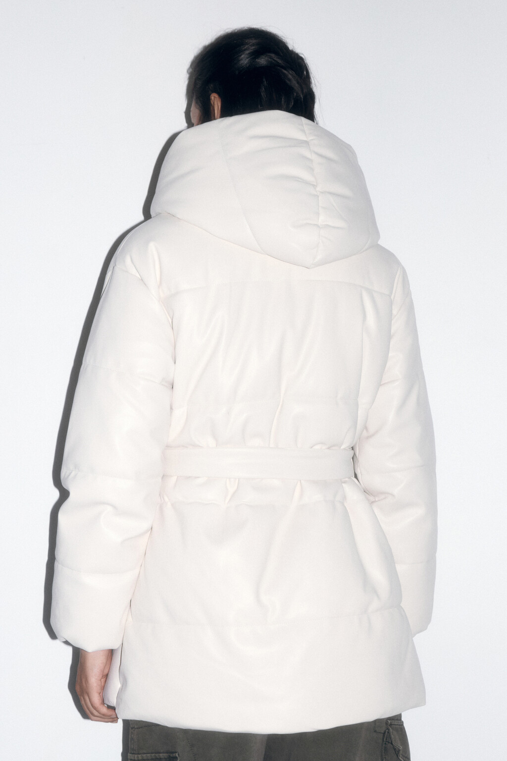 Куртка из искусственной кожи с капюшоном и поясом - цвет молочный - 4