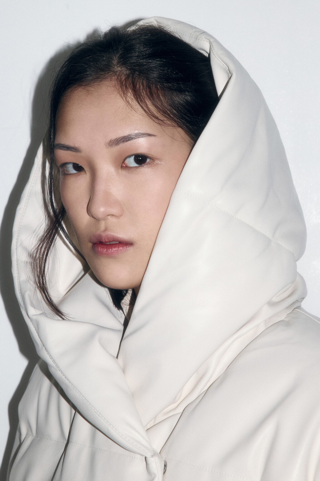 Куртка из искусственной кожи с капюшоном и поясом - цвет молочный - 6