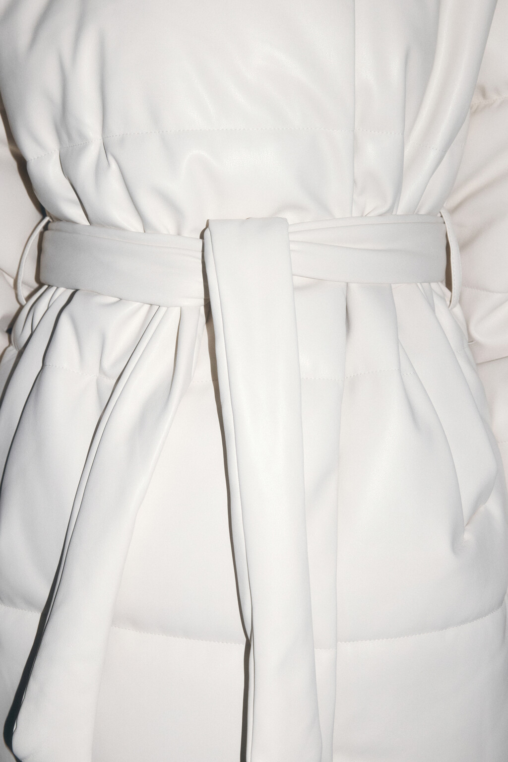 Куртка из искусственной кожи с капюшоном и поясом - цвет молочный - 7