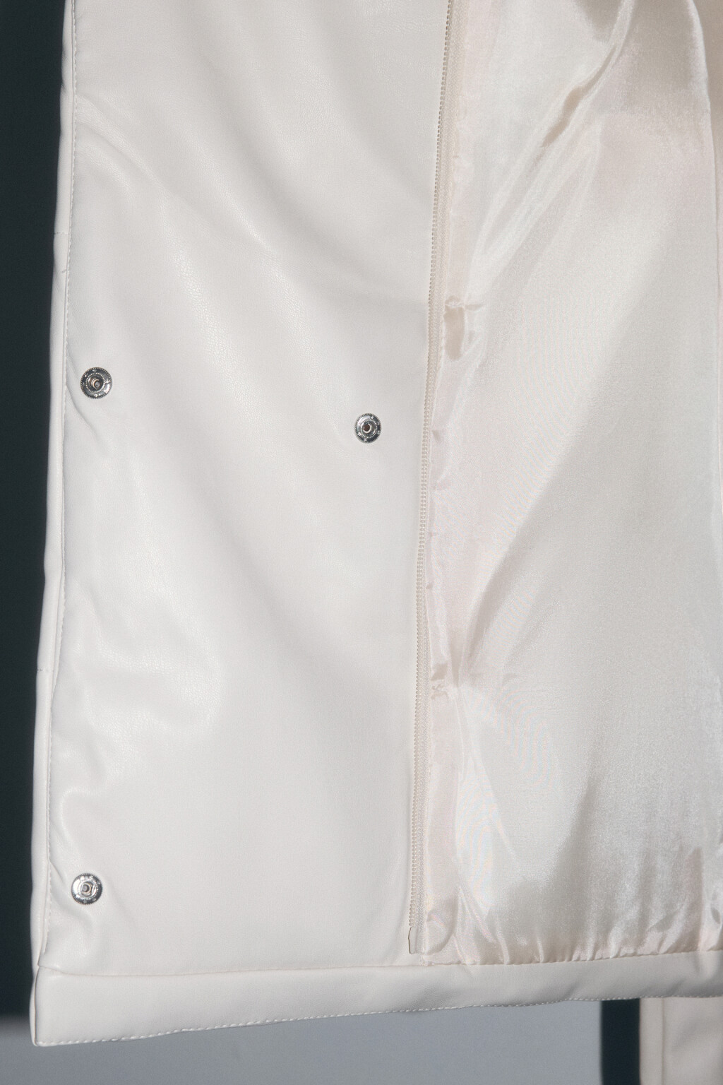 Куртка из искусственной кожи с капюшоном и поясом - цвет молочный - 8