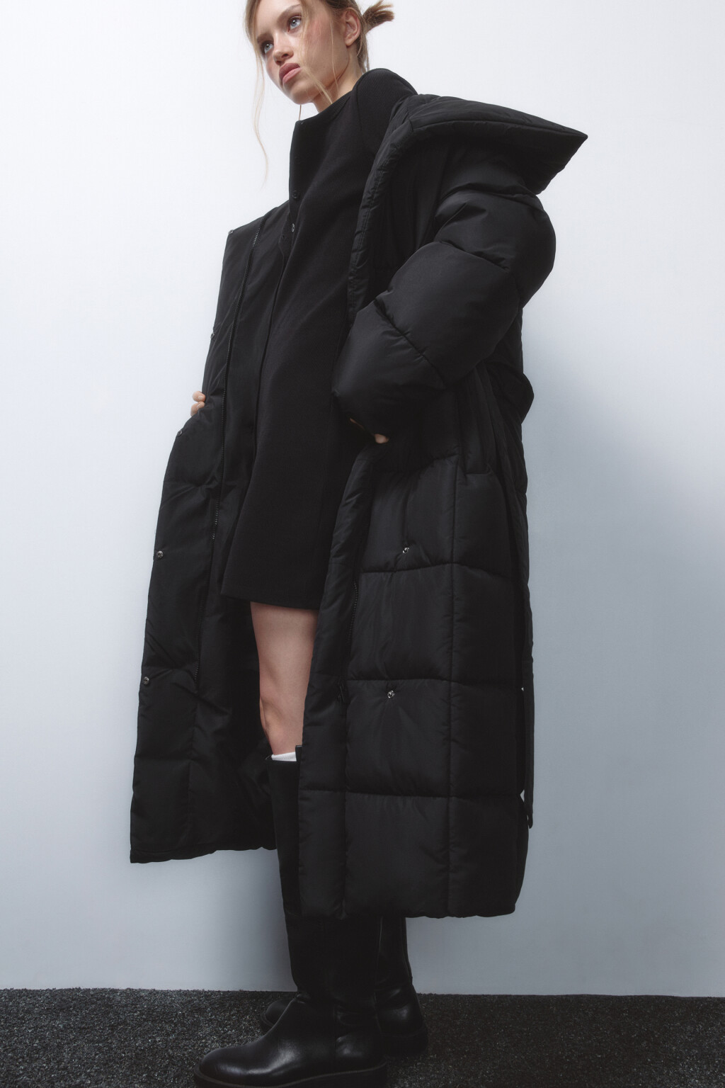 Куртка длинная стеганая с поясом - цвет черный - 2