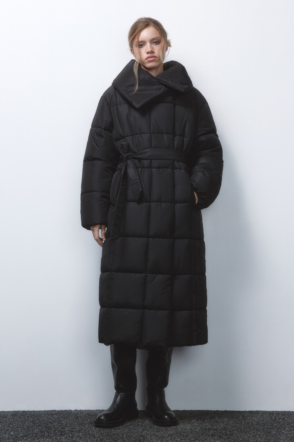 Куртка длинная стеганая с поясом - цвет черный - 4