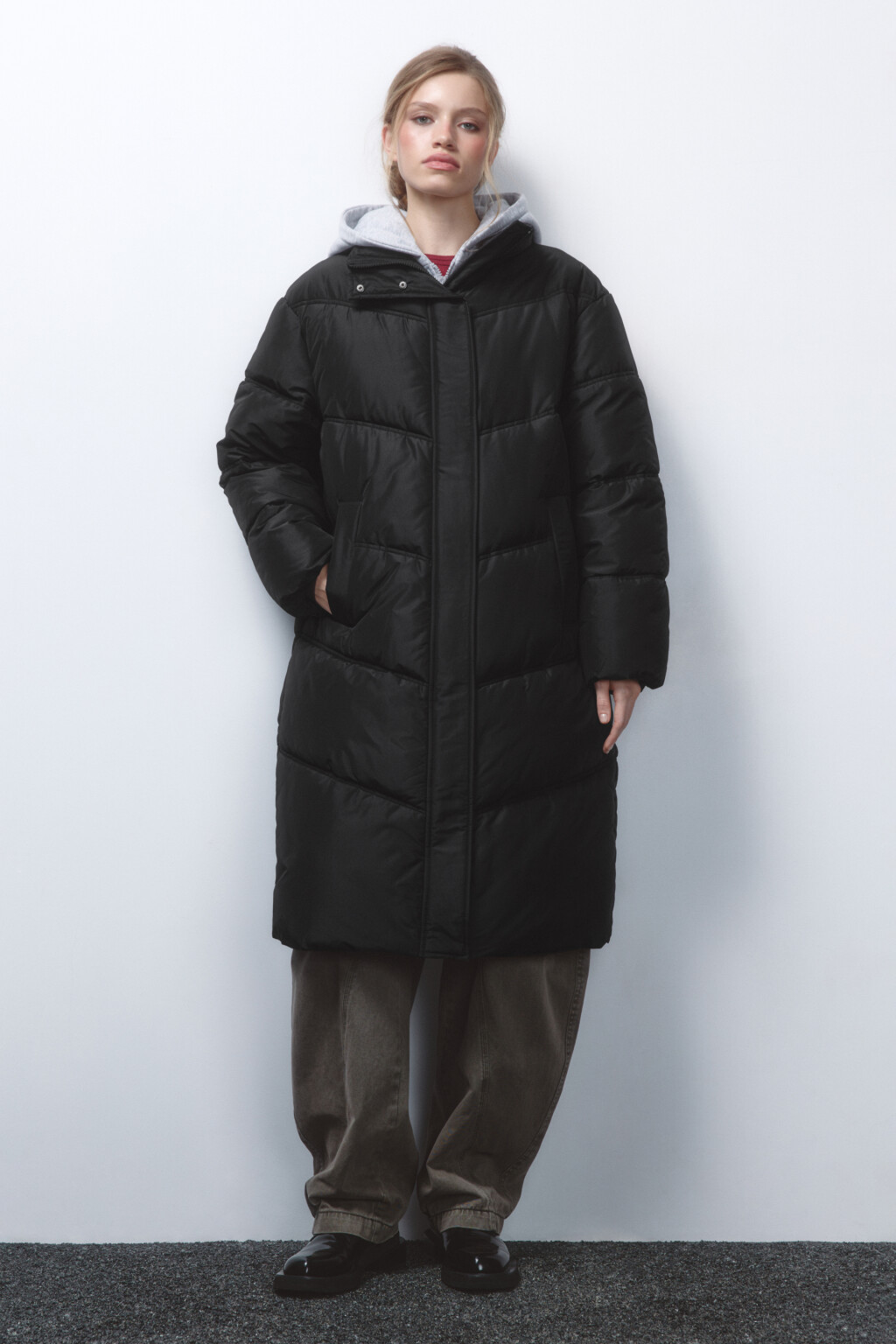 Куртка длинная стеганая с трикотажным капюшоном - цвет черный - 2