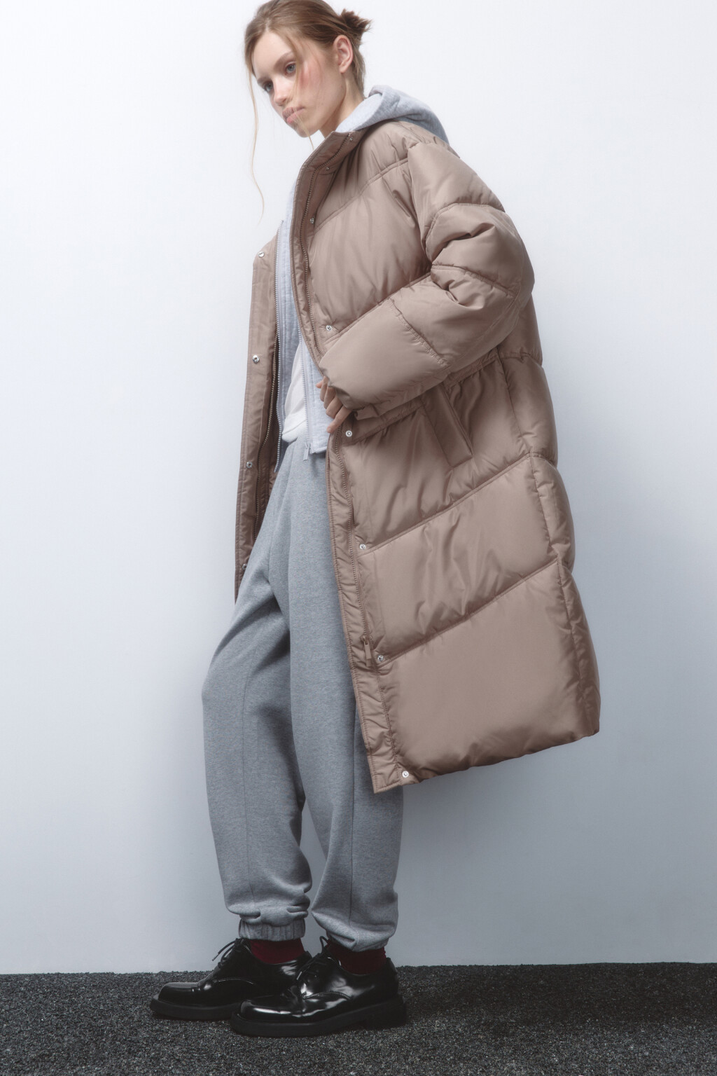 Куртка длинная стеганая с трикотажным капюшоном - цвет коричневый - 1