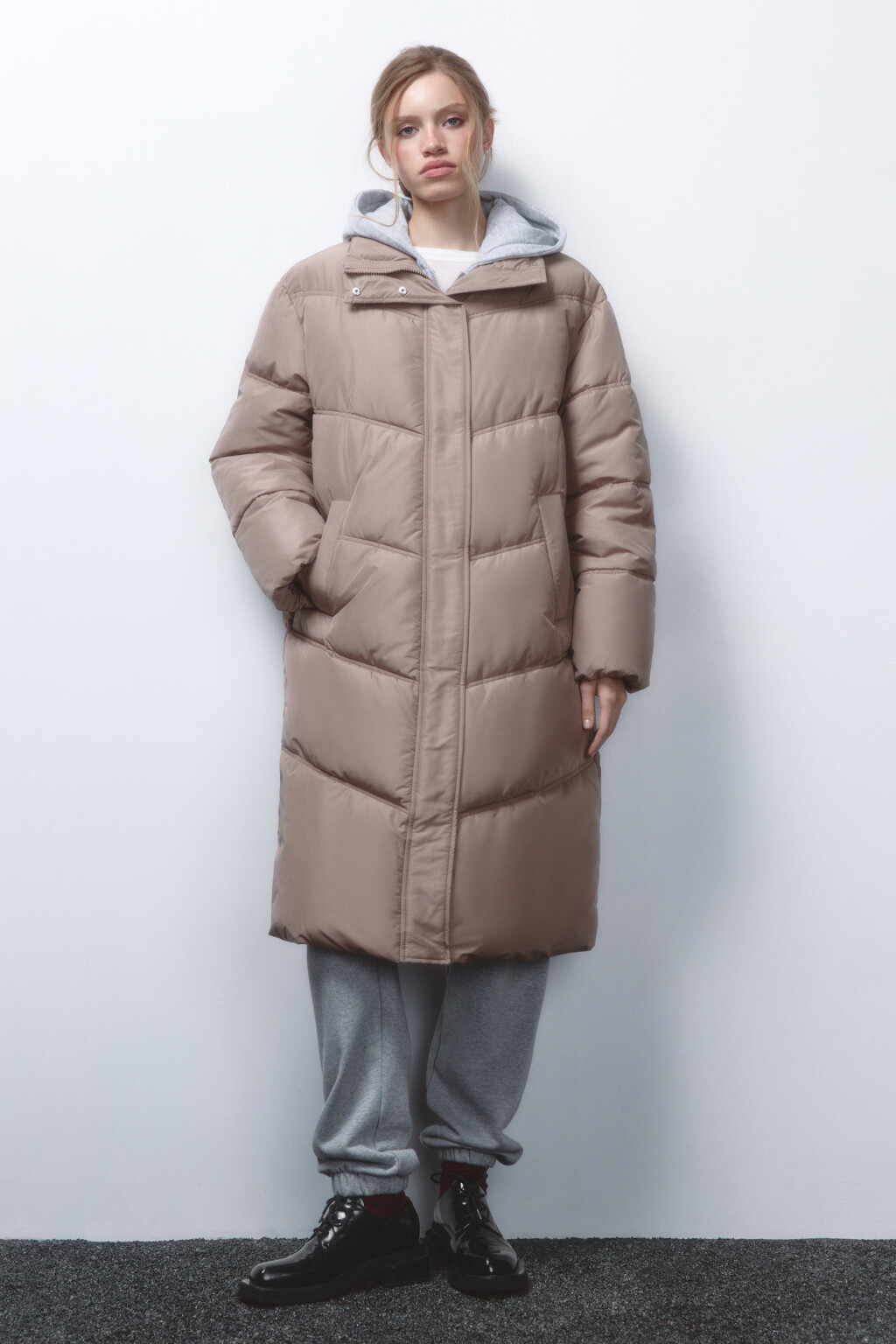 Куртка длинная стеганая с трикотажным капюшоном - цвет коричневый - 2