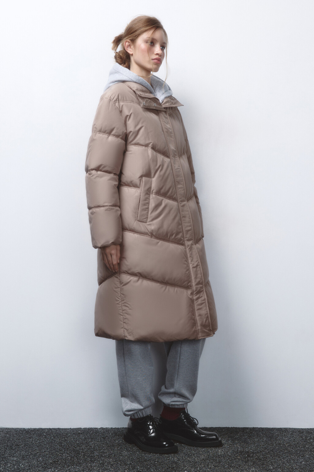 Куртка длинная стеганая с трикотажным капюшоном - цвет коричневый - 3
