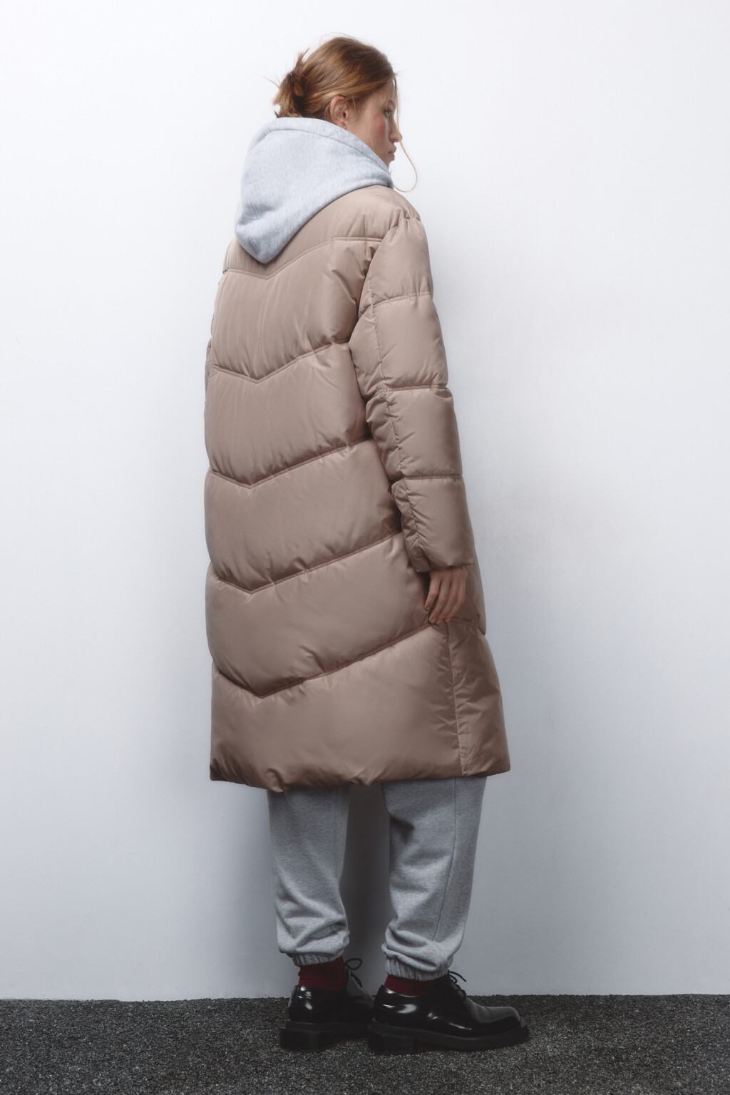 Куртка длинная стеганая с трикотажным капюшоном - цвет коричневый - 4