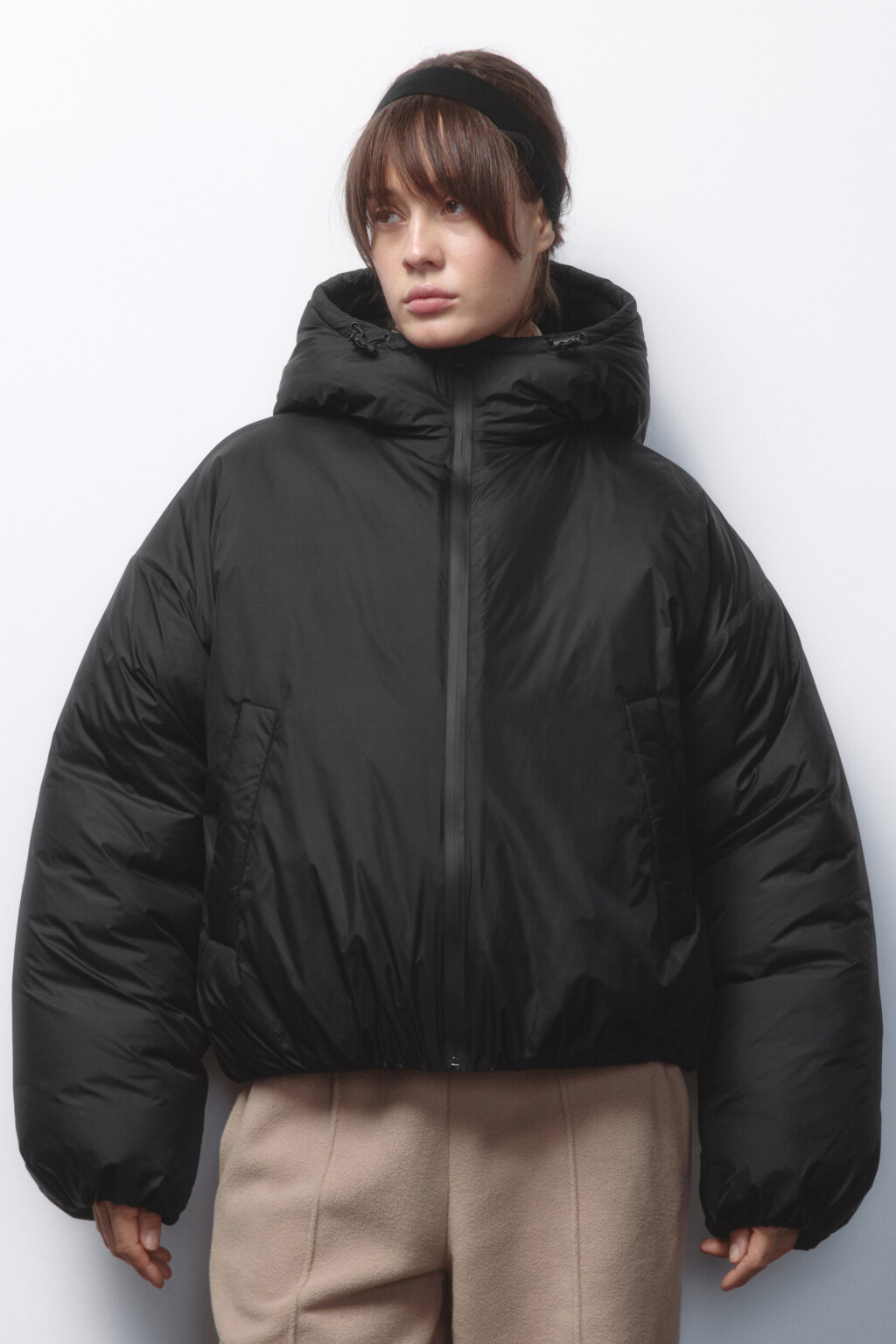 Куртка короткая утепленная с капюшоном - цвет черный - 2