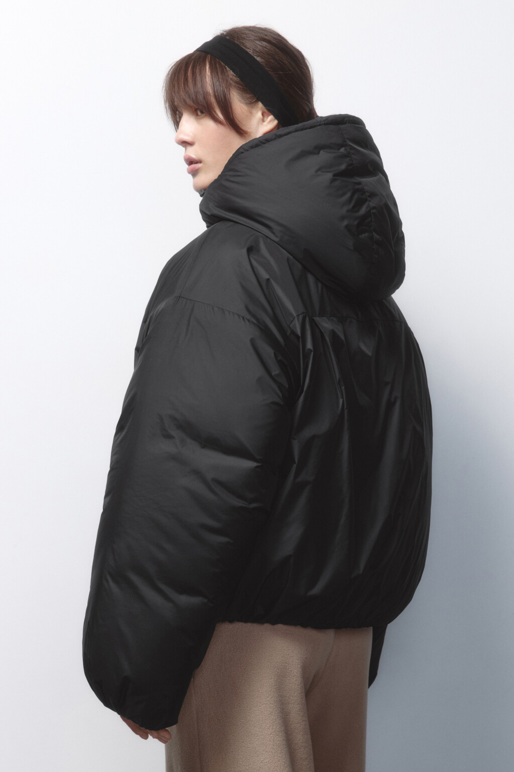 Куртка короткая утепленная с капюшоном - цвет черный - 4