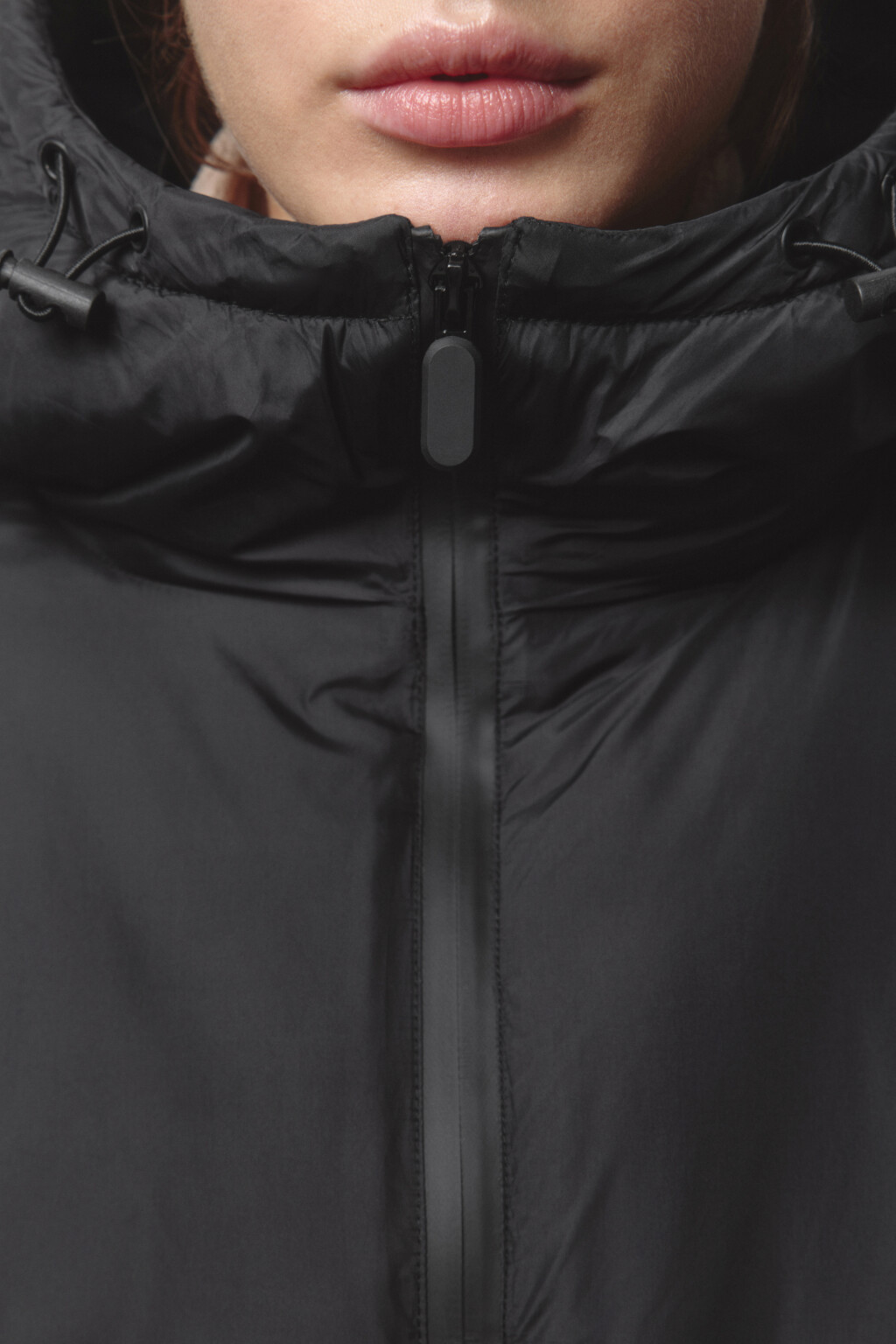 Куртка короткая утепленная с капюшоном - цвет черный - 7