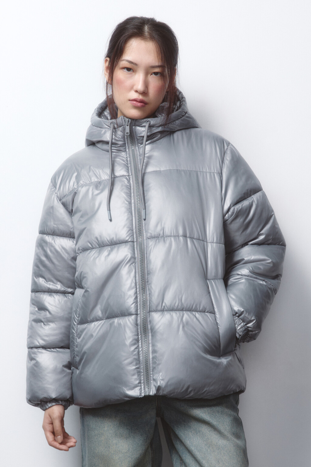 Куртка с капюшоном стеганая из блестящей ткани - цвет серый - 2