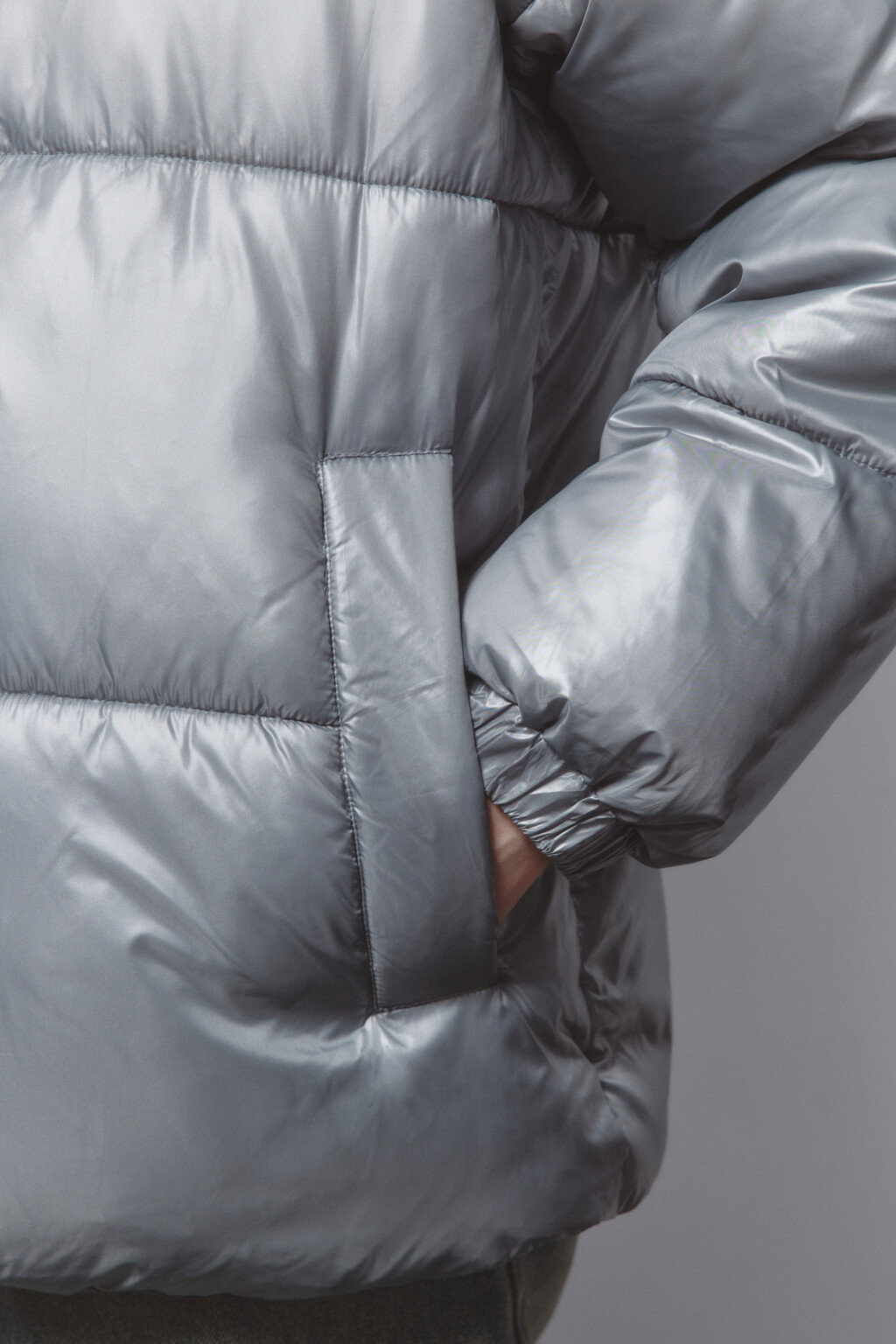 Куртка с капюшоном стеганая из блестящей ткани - цвет серый - 7
