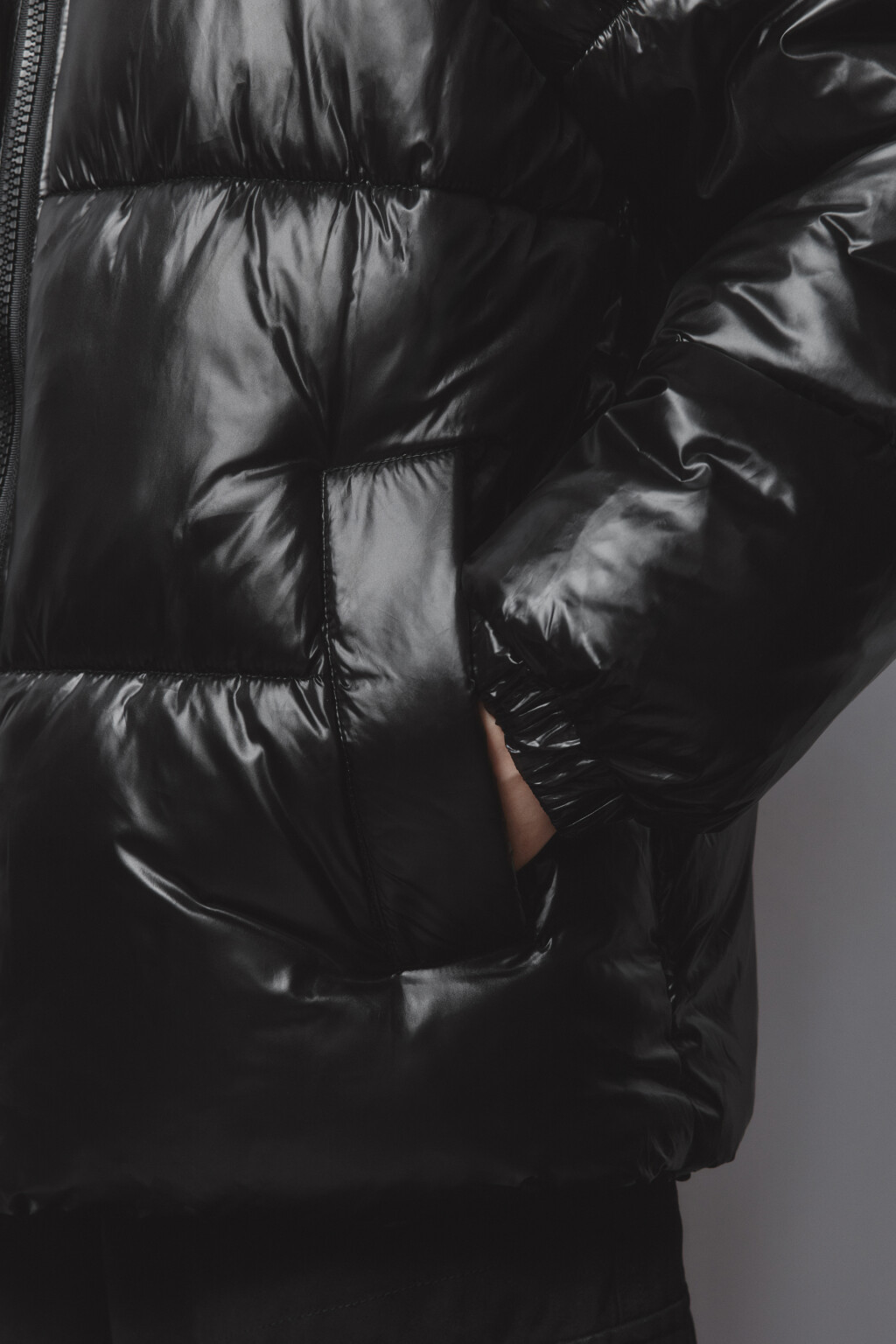 Куртка с капюшоном стеганая из блестящей ткани - цвет черный - 7