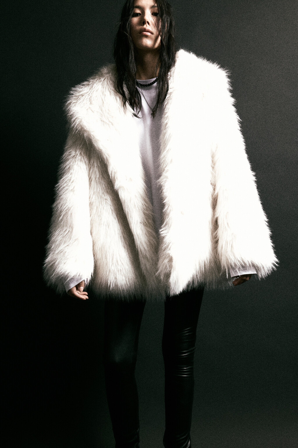 Шуба из искусственного меха с длинным ворсом - цвет белый - 2