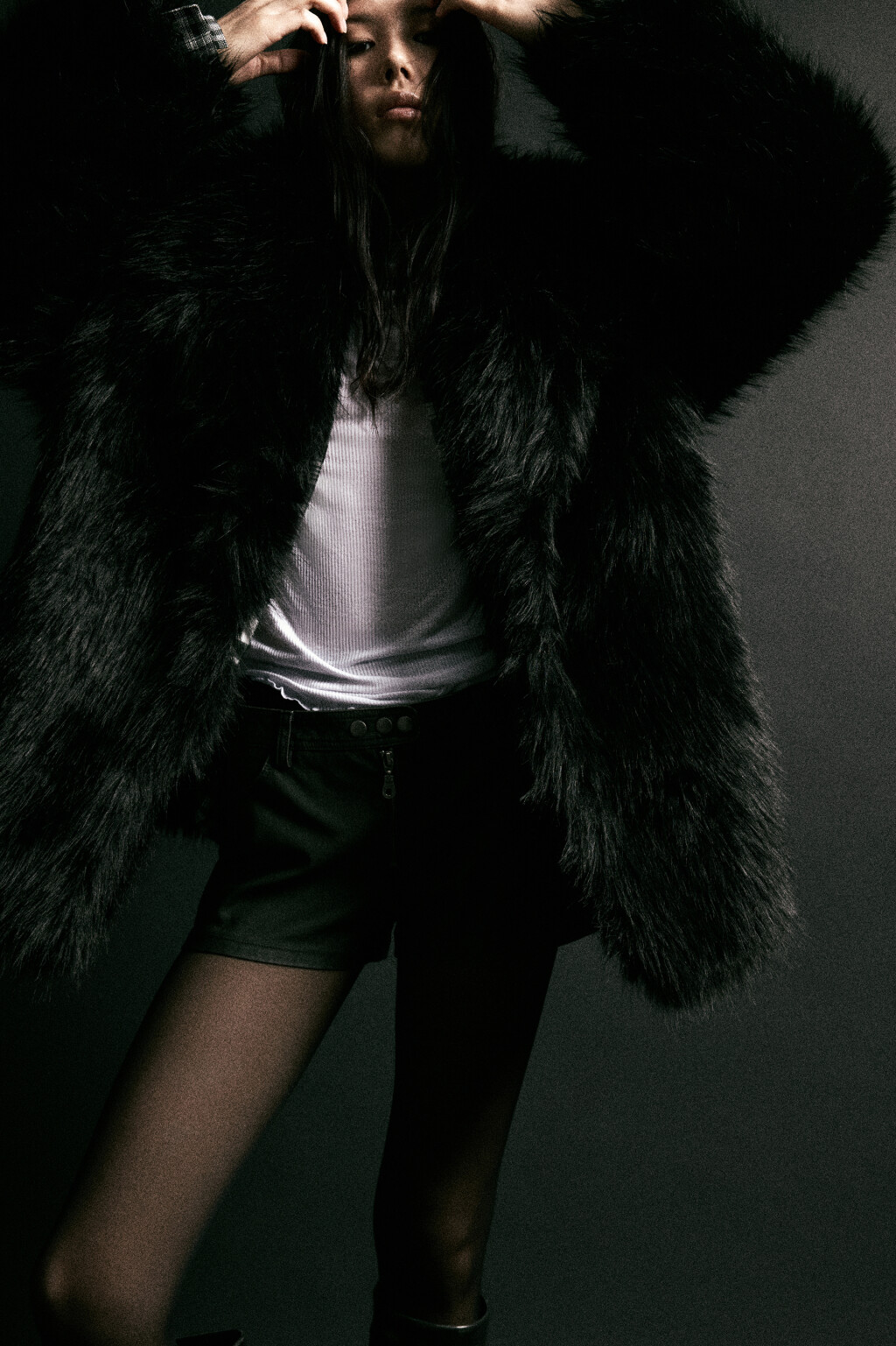 Шуба из искусственного меха с длинным ворсом - цвет черный - 2