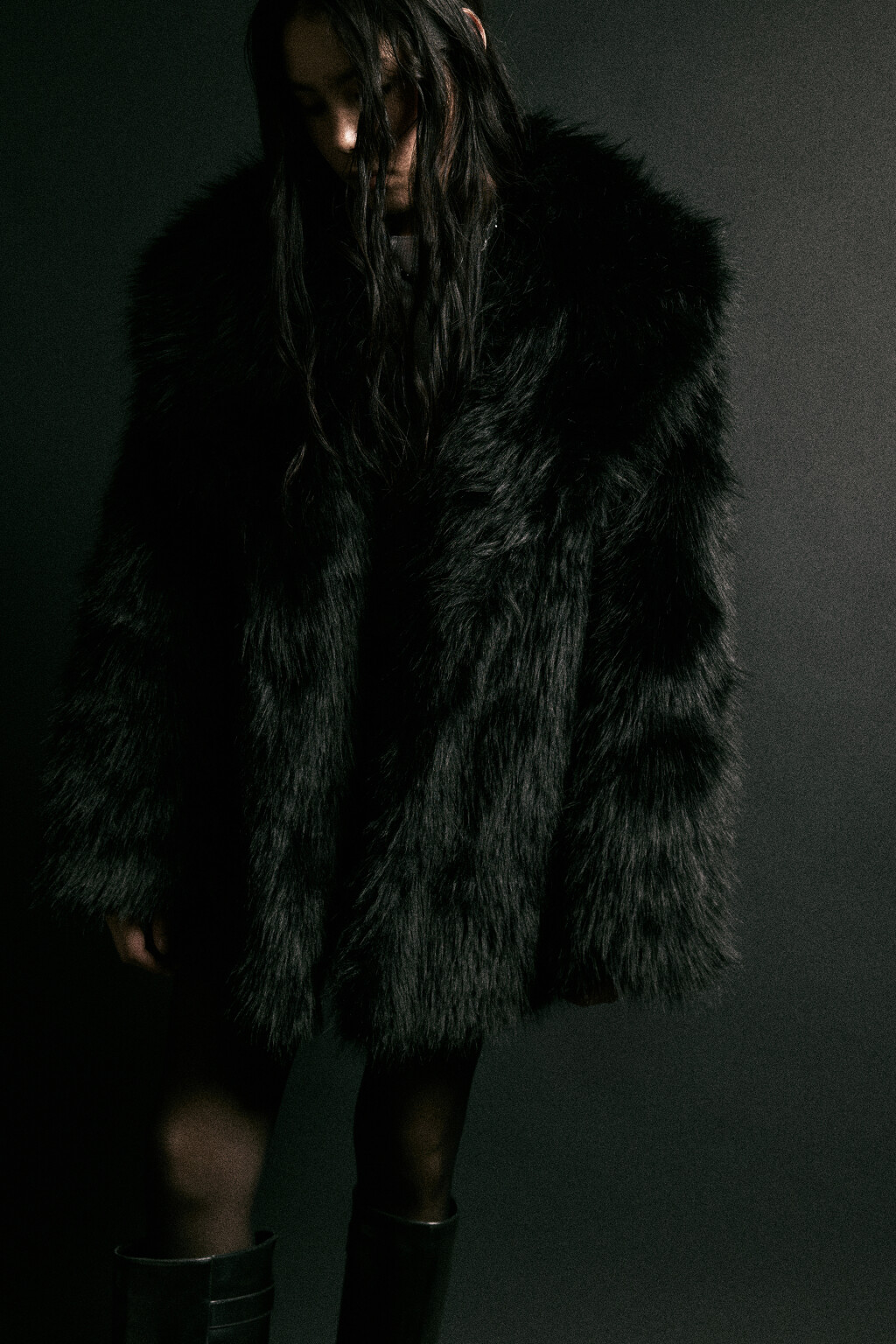 Шуба из искусственного меха с длинным ворсом - цвет черный - 3