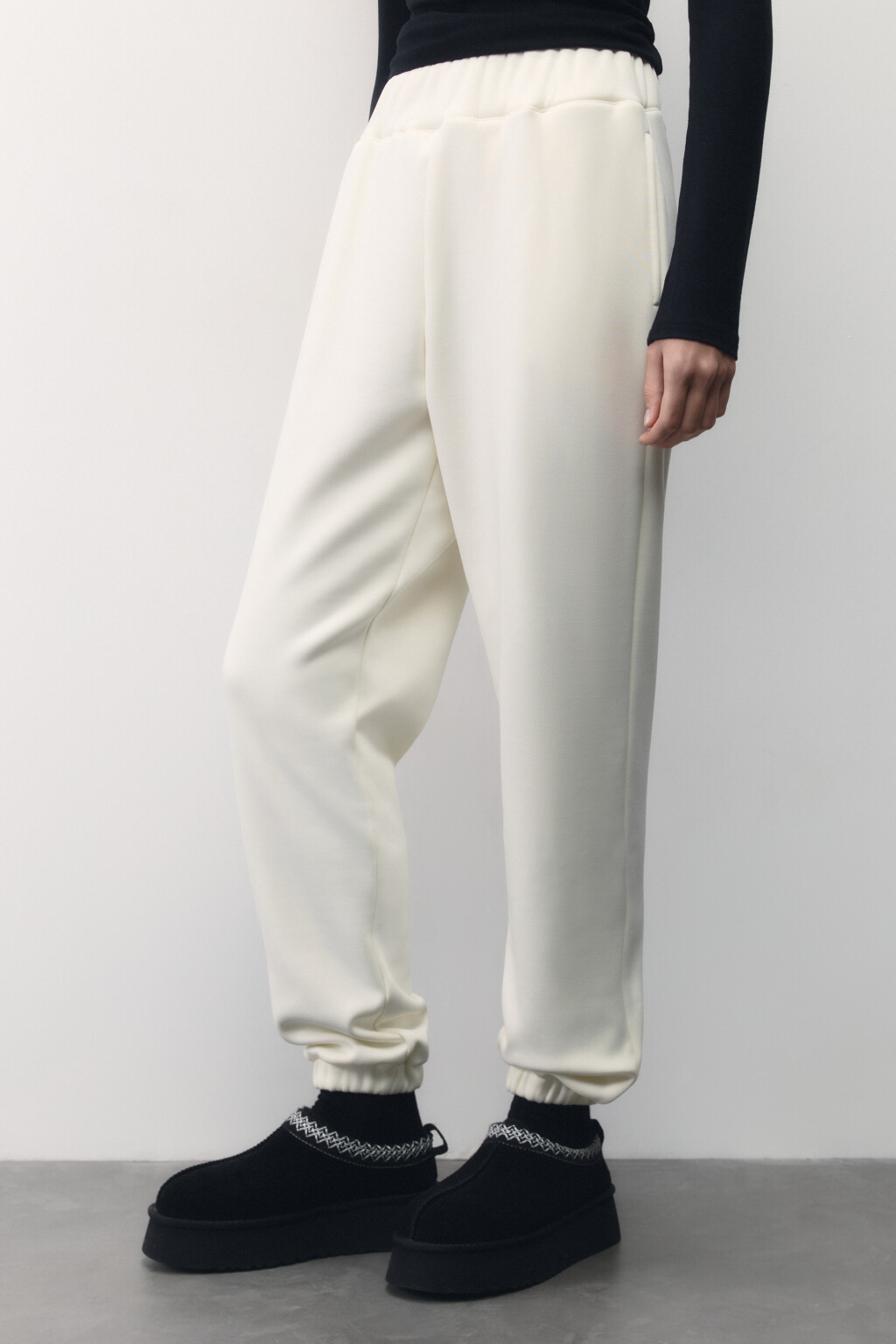 Брюки-джоггеры спортивные с начесом - цвет ванильный - 4