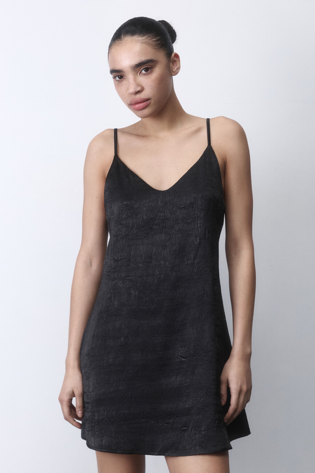 Платье-комбинация мини домашнее атласное - цвет черный - 2