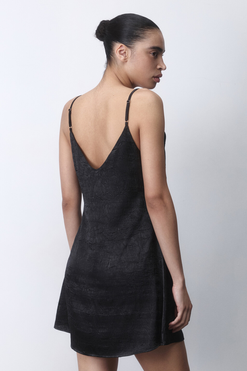Платье-комбинация мини домашнее атласное - цвет черный - 4