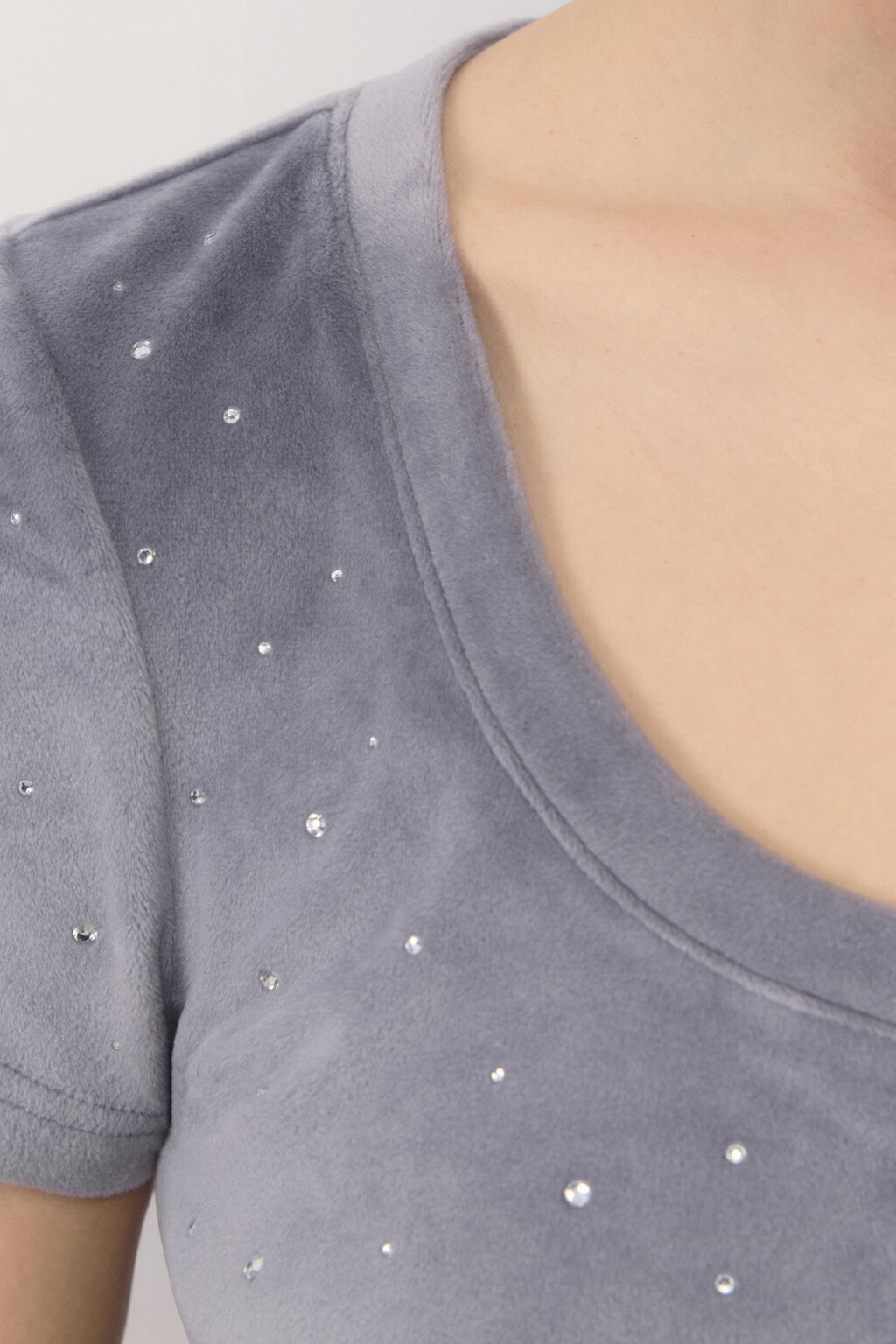Топ-футболка домашний плюшевый со стразами - цвет серый - 7