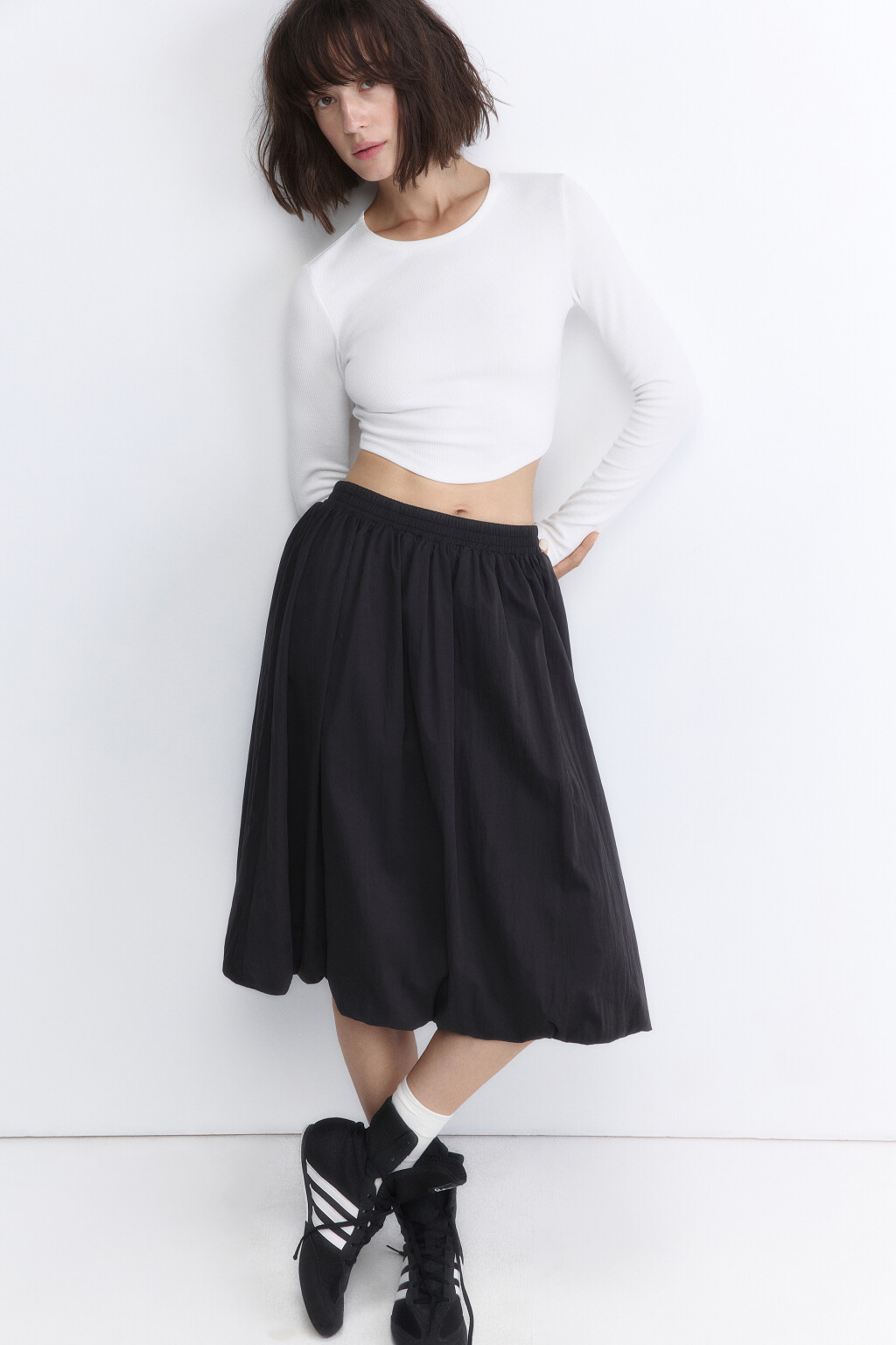 Лонгслив в рубчик укороченный с фигурным низом - цвет белый - 1