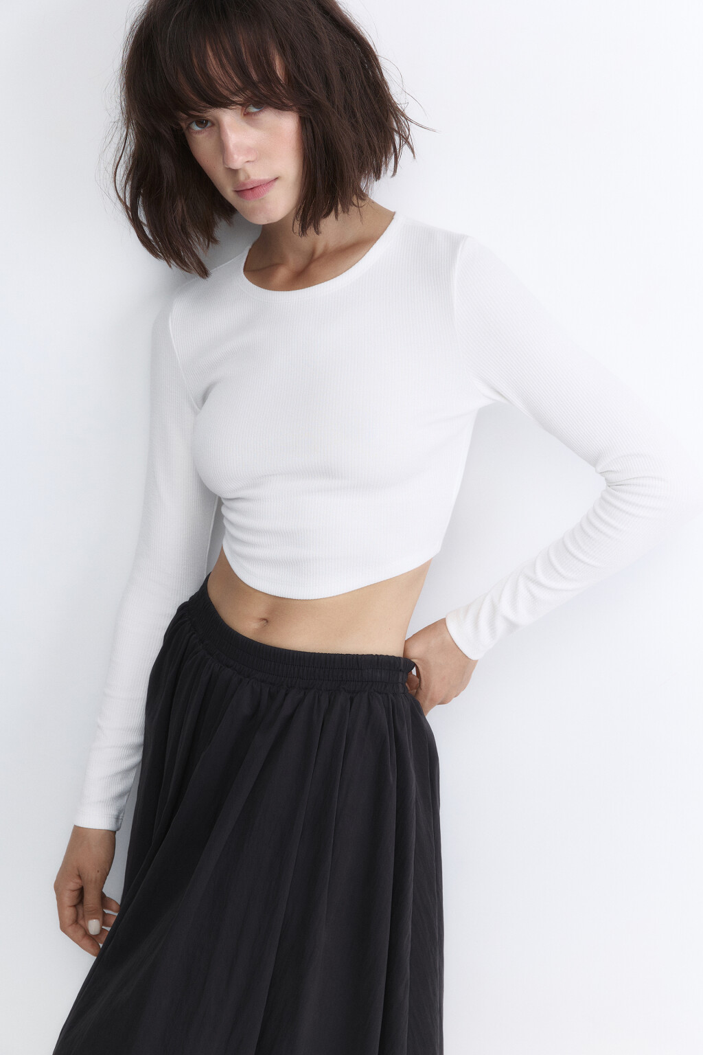 Лонгслив в рубчик укороченный с фигурным низом - цвет белый - 2