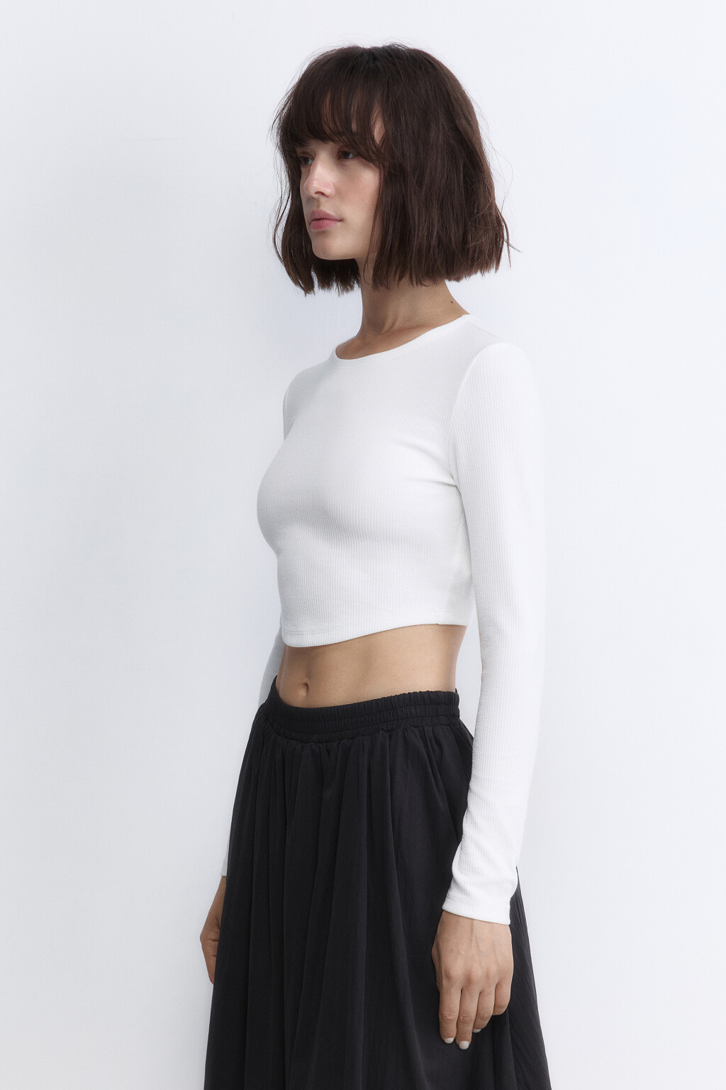 Лонгслив в рубчик укороченный с фигурным низом - цвет белый - 4