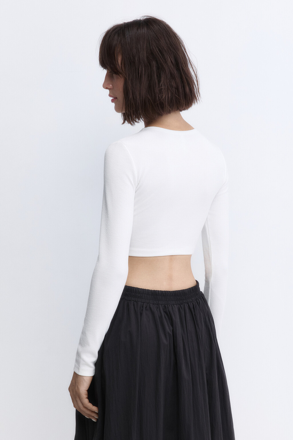 Лонгслив в рубчик укороченный с фигурным низом - цвет белый - 5