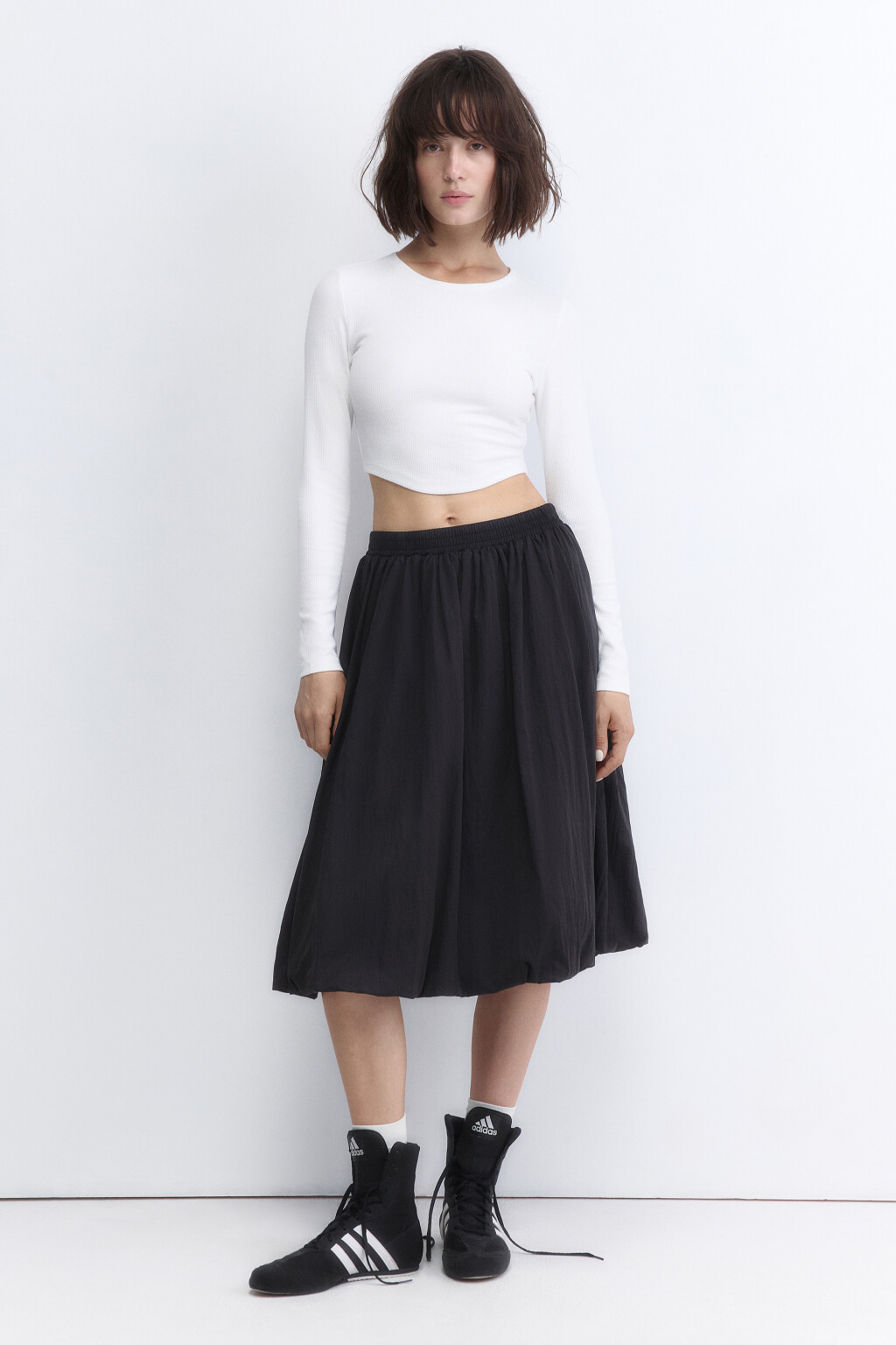 Лонгслив в рубчик укороченный с фигурным низом - цвет белый - 6