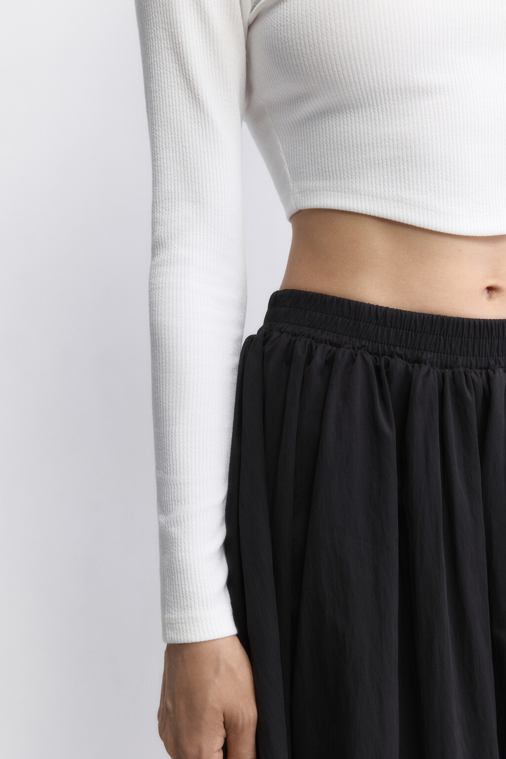 Лонгслив в рубчик укороченный с фигурным низом - цвет белый - 8