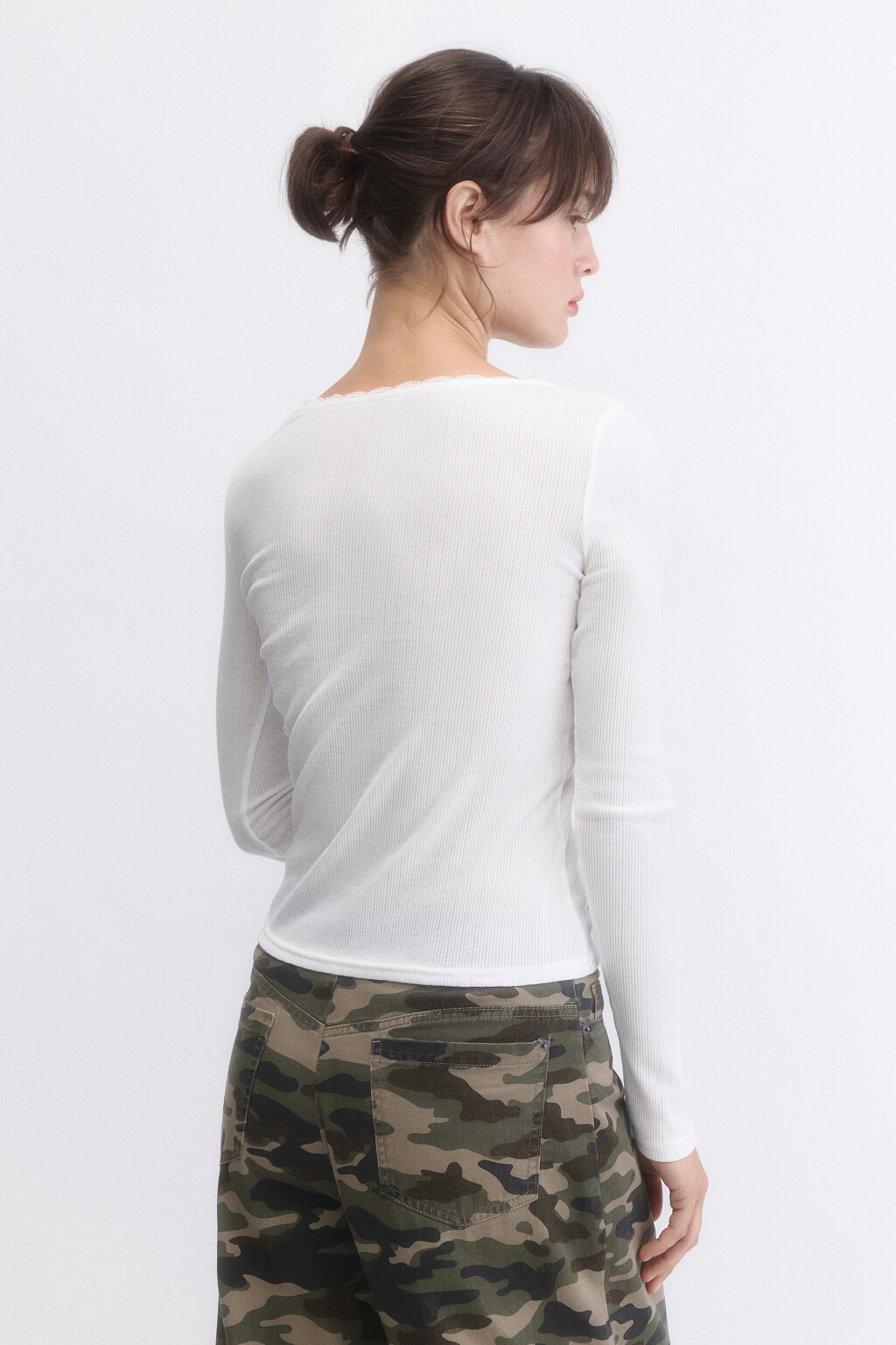 Лонгслив в рубчик с вырезом-каре и кружевом - цвет белый - 4