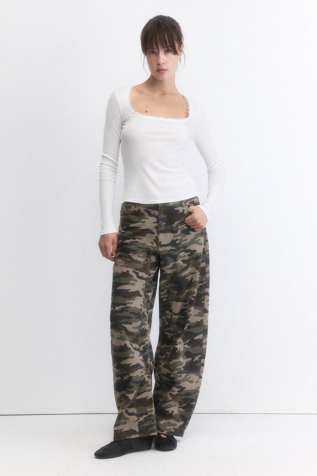 Лонгслив в рубчик с вырезом-каре и кружевом - цвет белый - 5