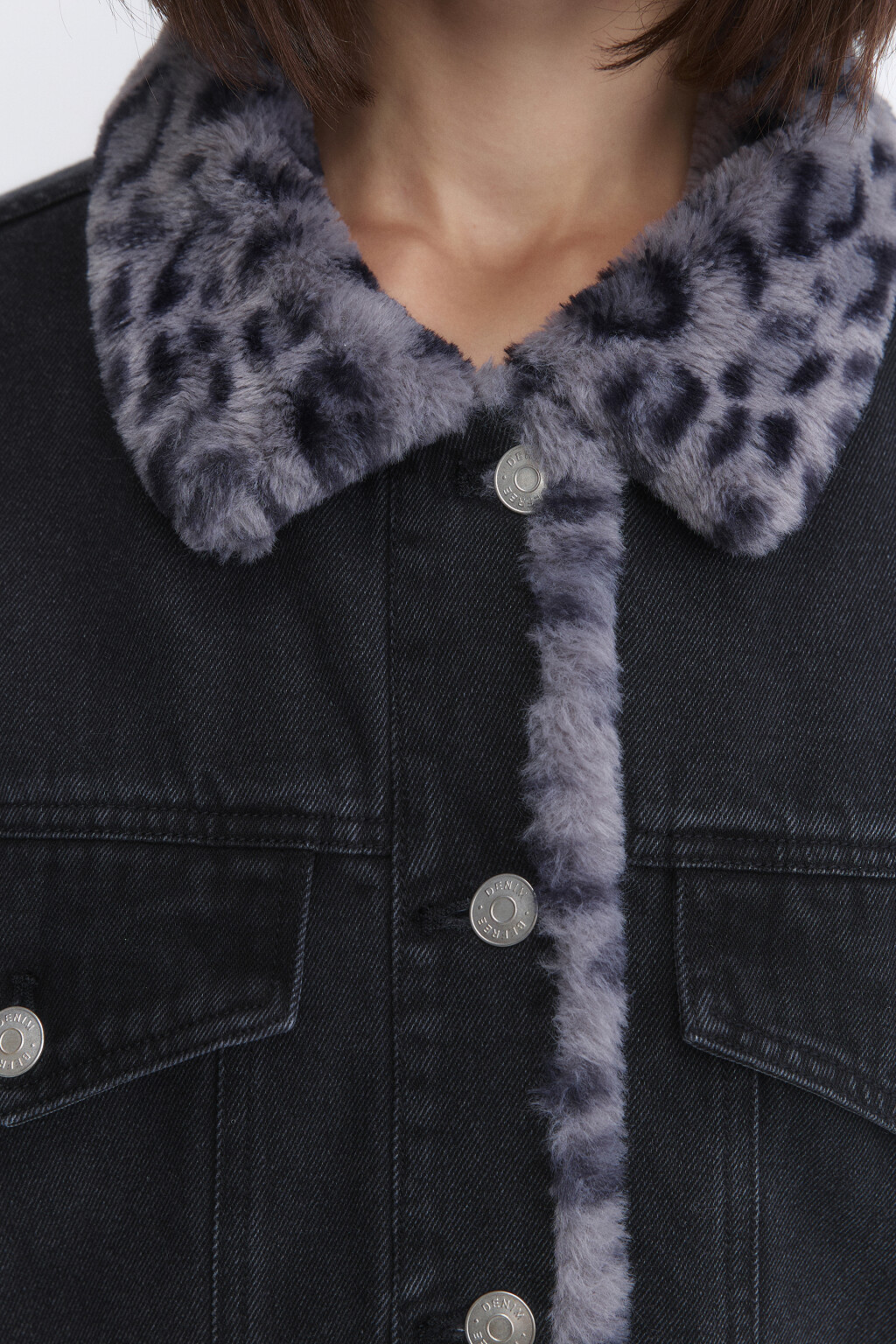 Куртка джинсовая утепленная с леопардовой подкладкой - цвет серый - 6
