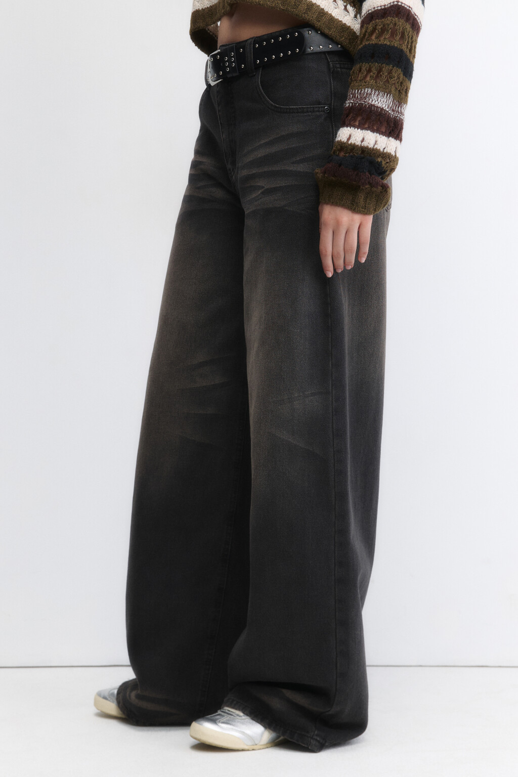 Джинсы широкие с масляной стиркой и ремнем - цвет коричневый - 4