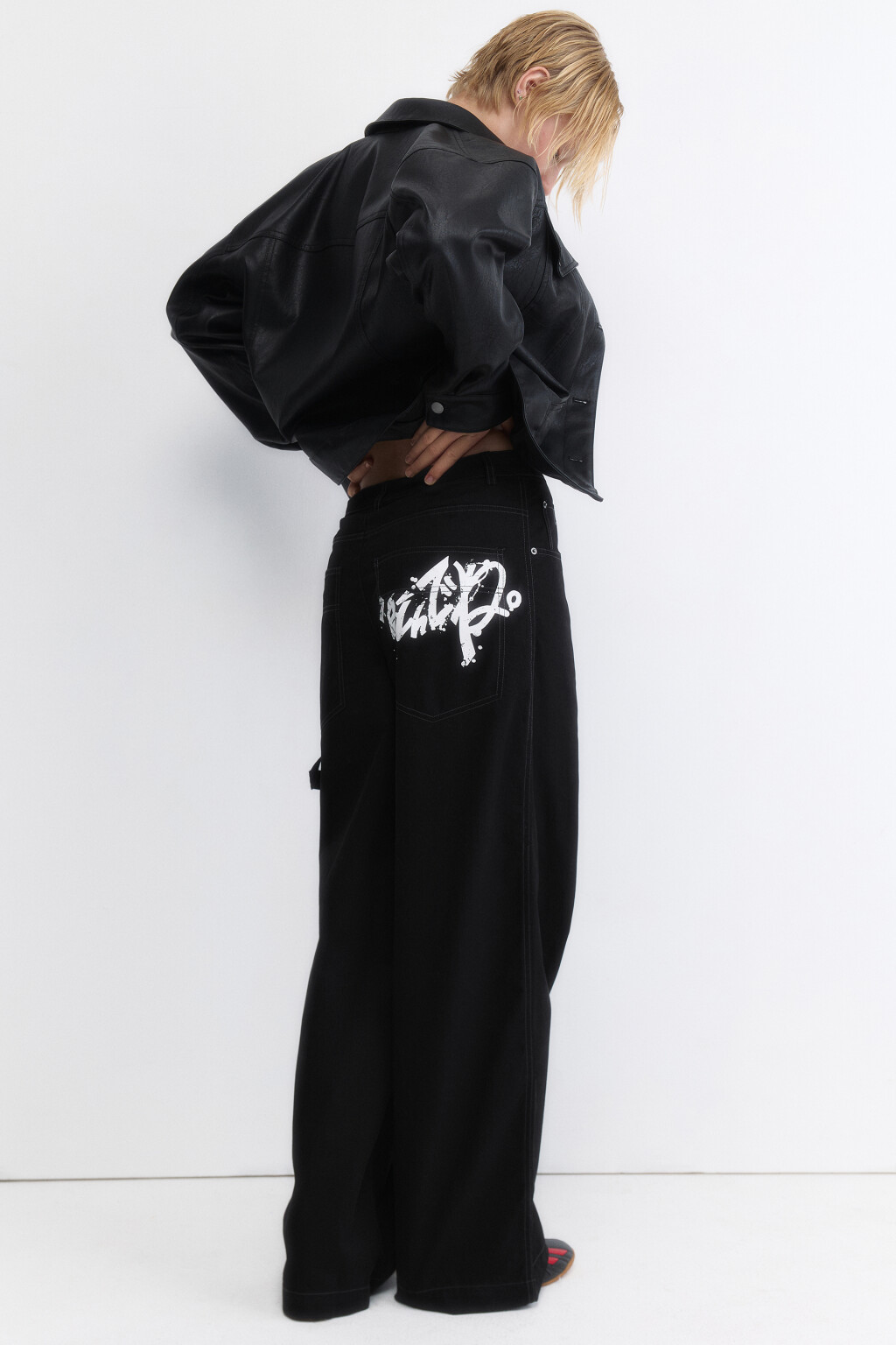 Брюки из твила широкие с надписью сзади - цвет черный - 1