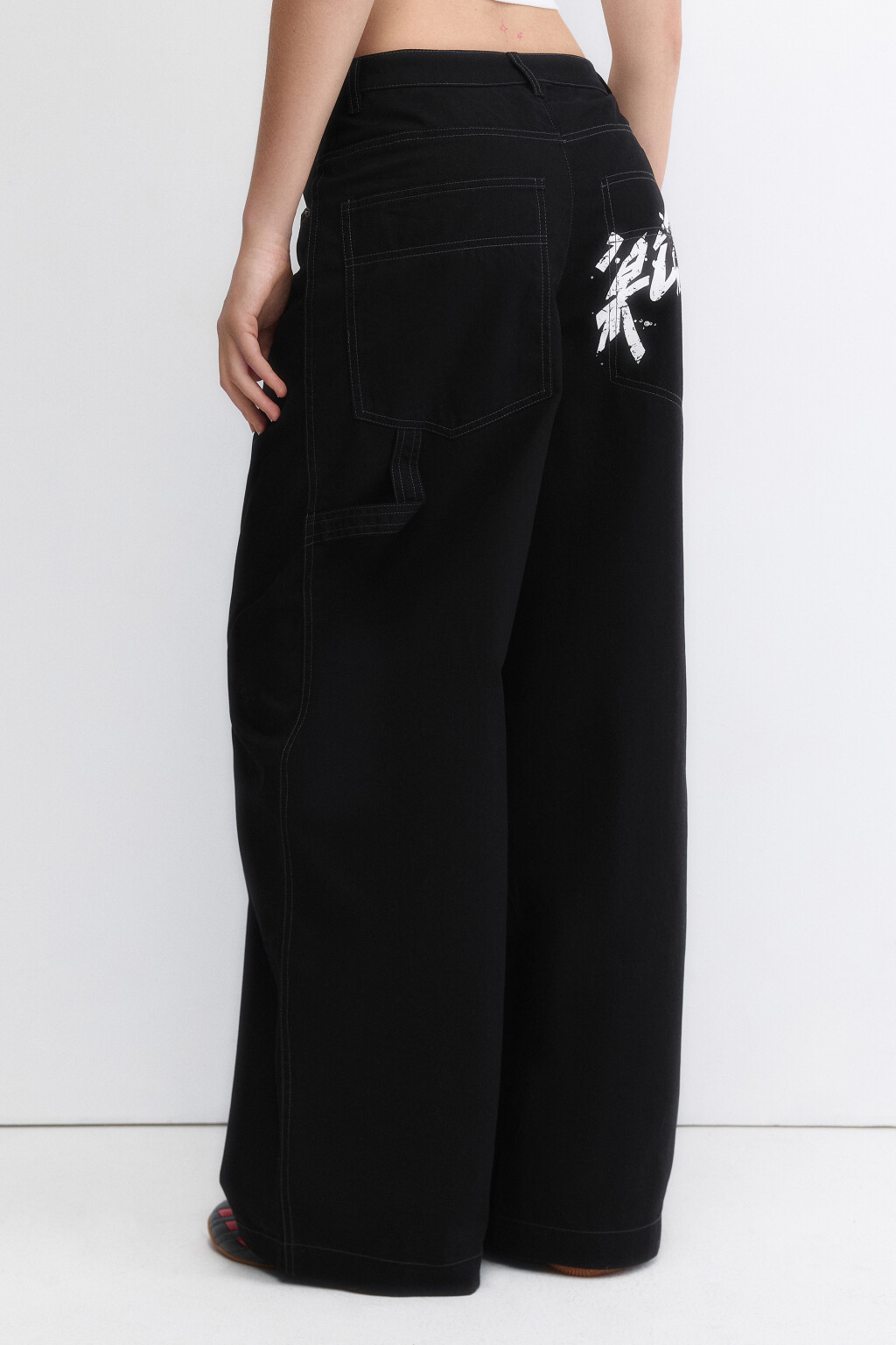 Брюки из твила широкие с надписью сзади - цвет черный - 4