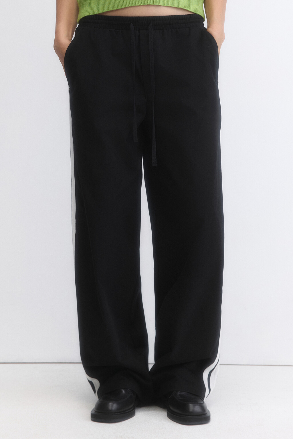 Брюки широкие хлопковые с лампасами - цвет черный - 2